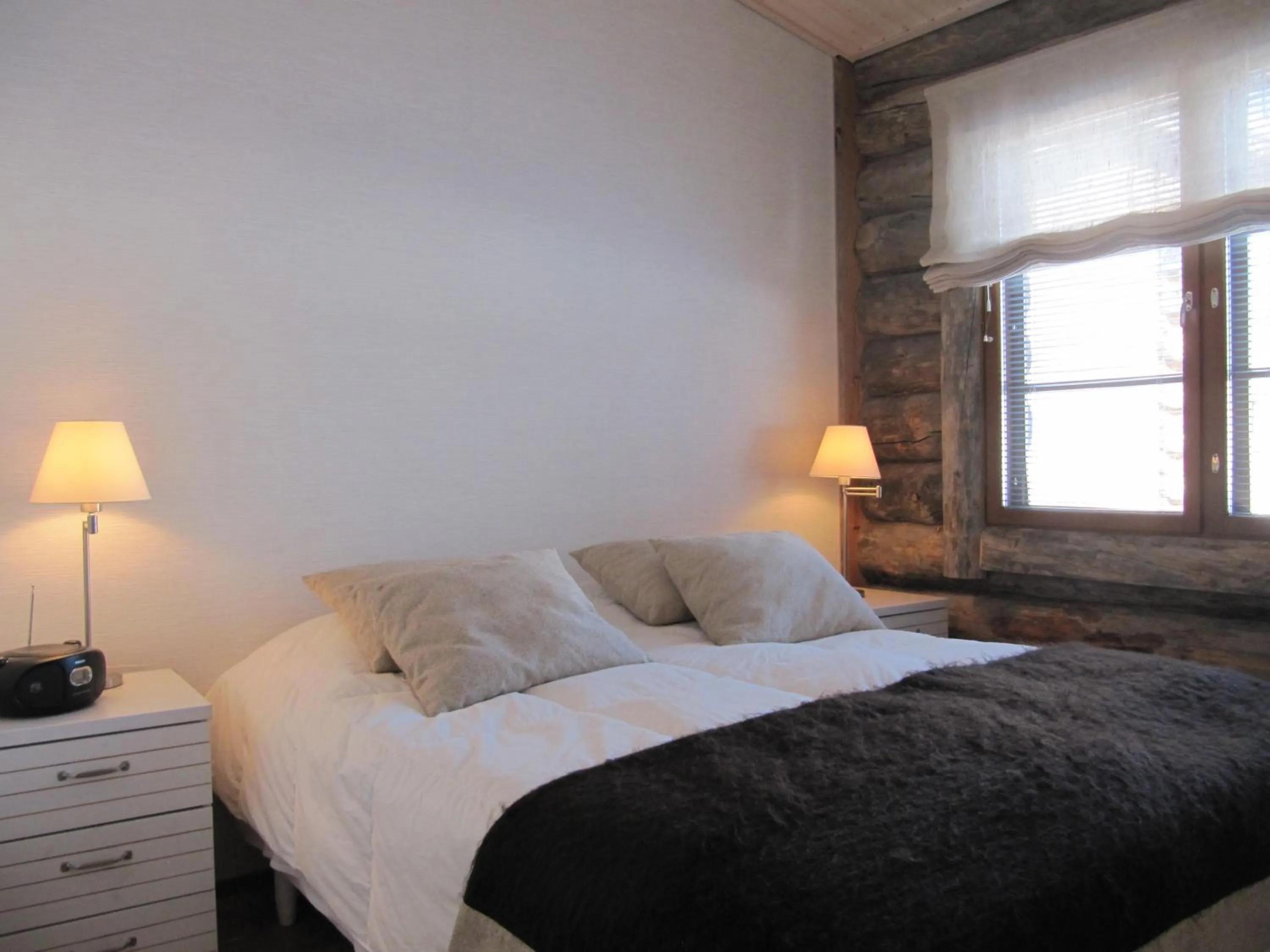 Bed in Lapin Kutsu Log Cabins