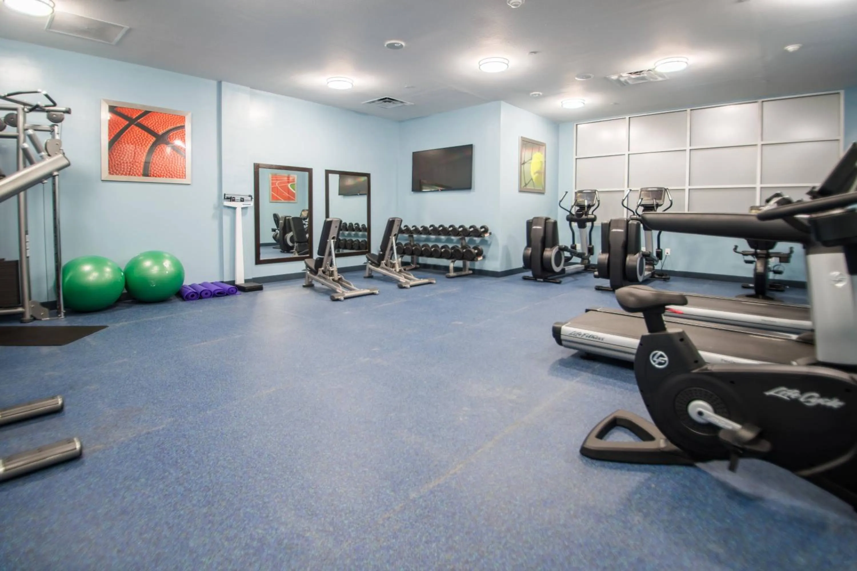 Fitness centre/facilities in Four Points by Sheraton Houston Intercontinental Airport