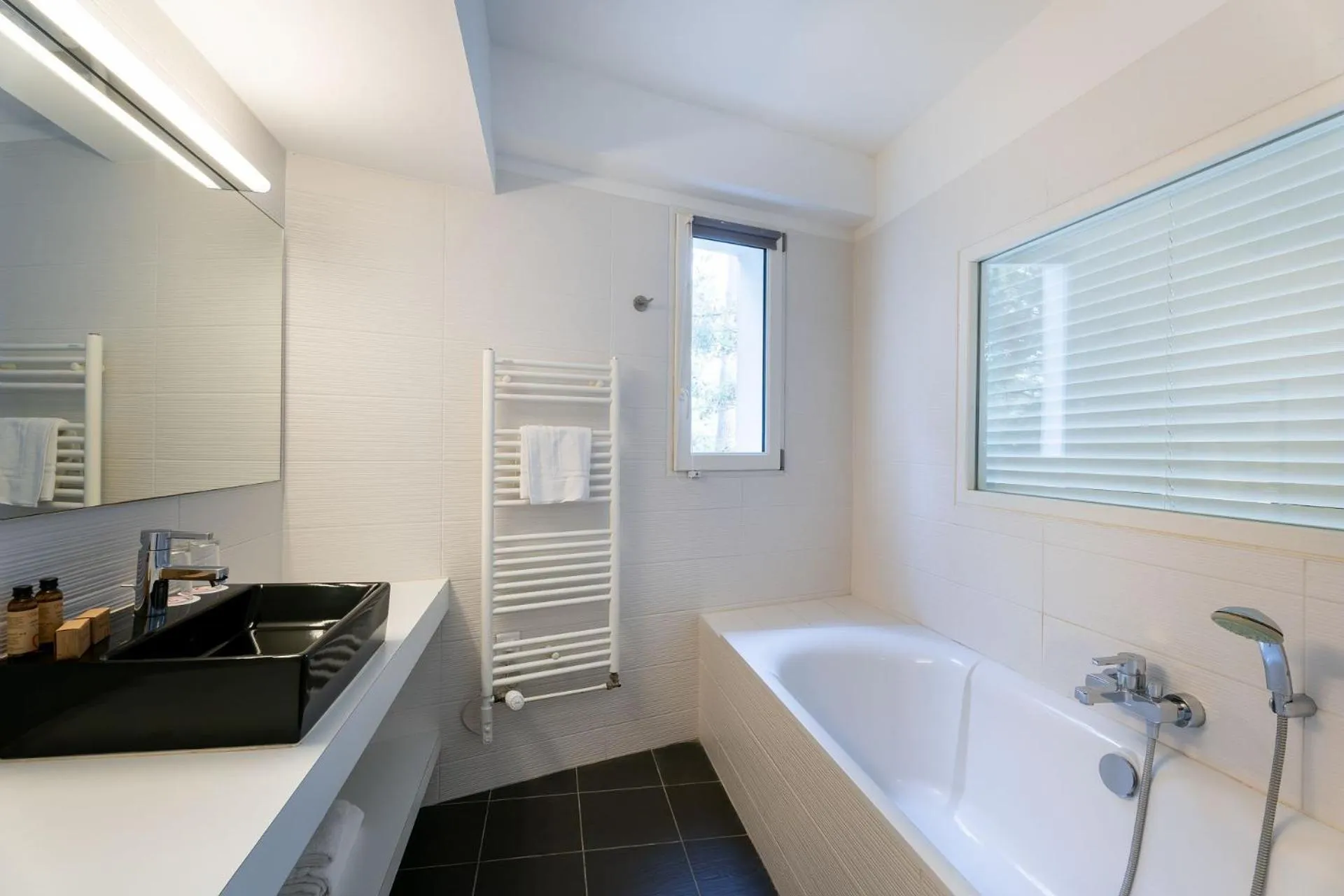 Bathroom in Hôtel Miléade Les Pléïades La Baule