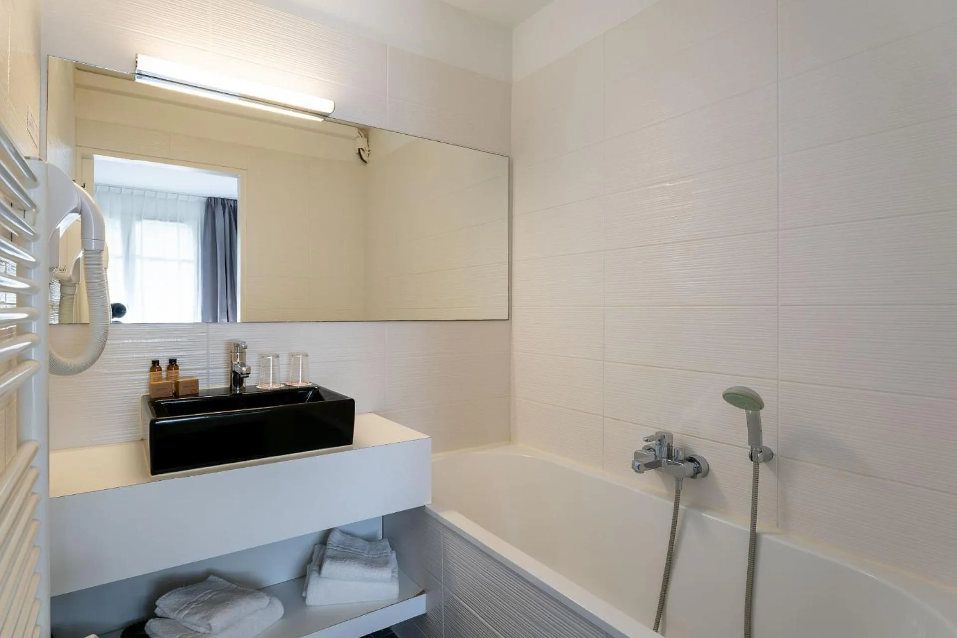 Bathroom in Hôtel Miléade Les Pléïades La Baule