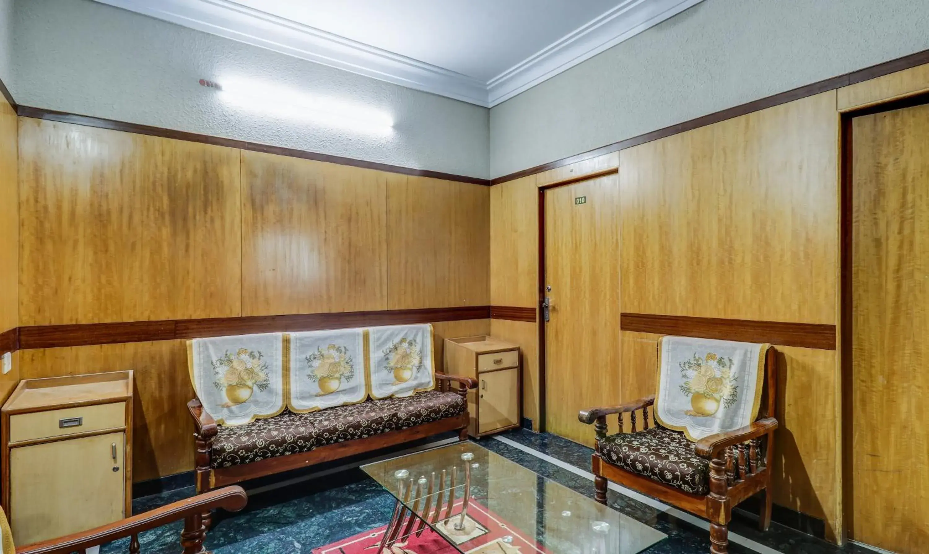 Seating area in Itsy Hotels Shree Comforts Seating area in Itsy Hotels Shree Comforts