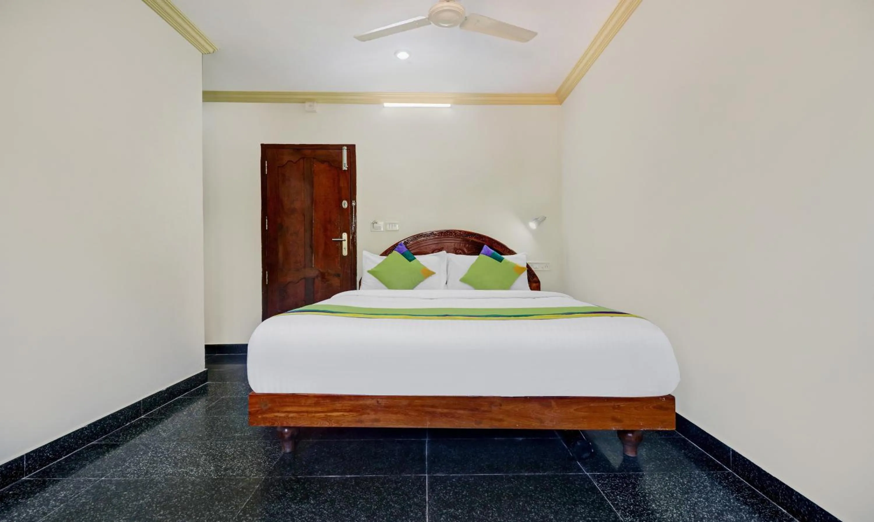 Bedroom, Bed in Itsy Hotels The Waters Edge Beach Resort