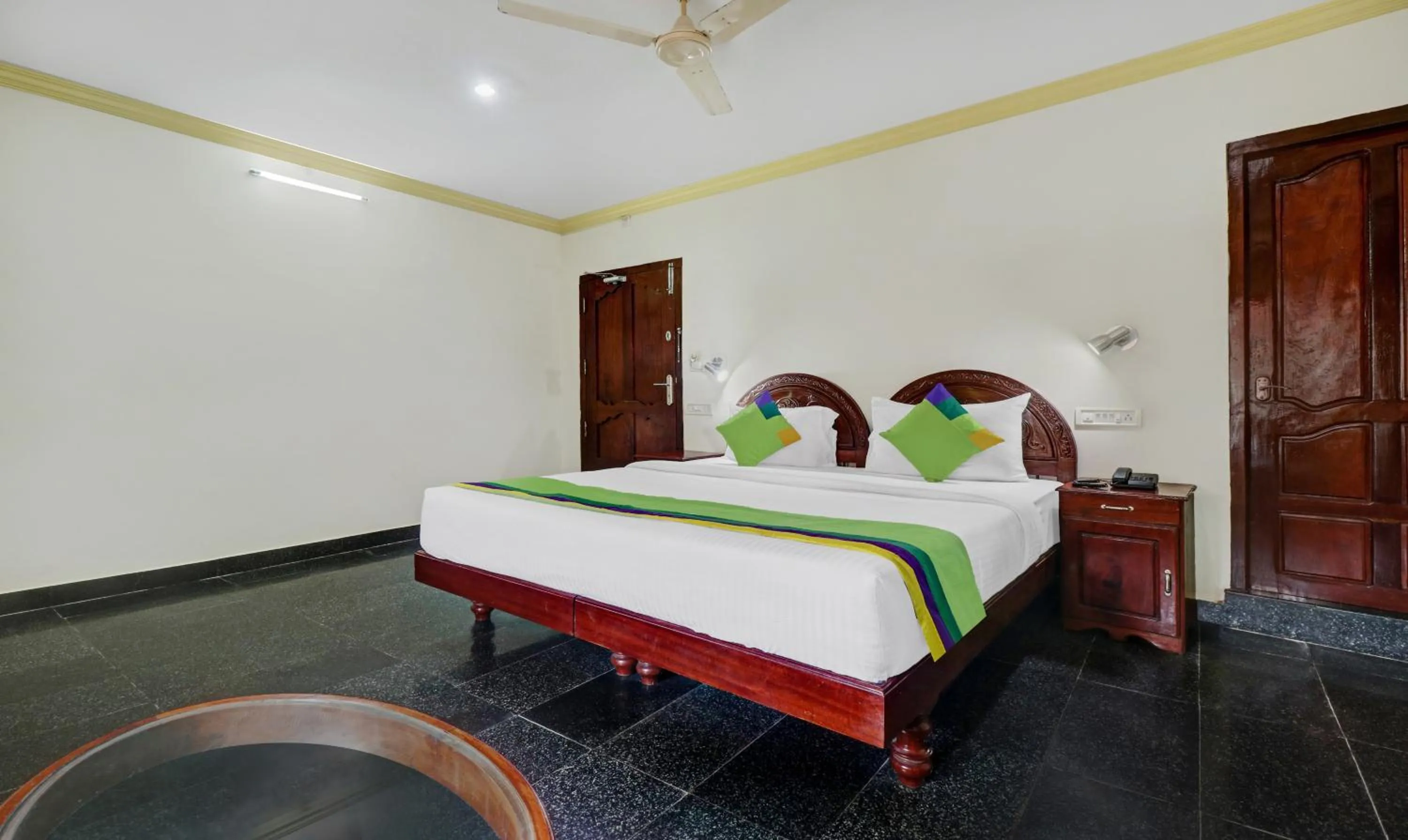 Bedroom, Bed in Itsy Hotels The Waters Edge Beach Resort