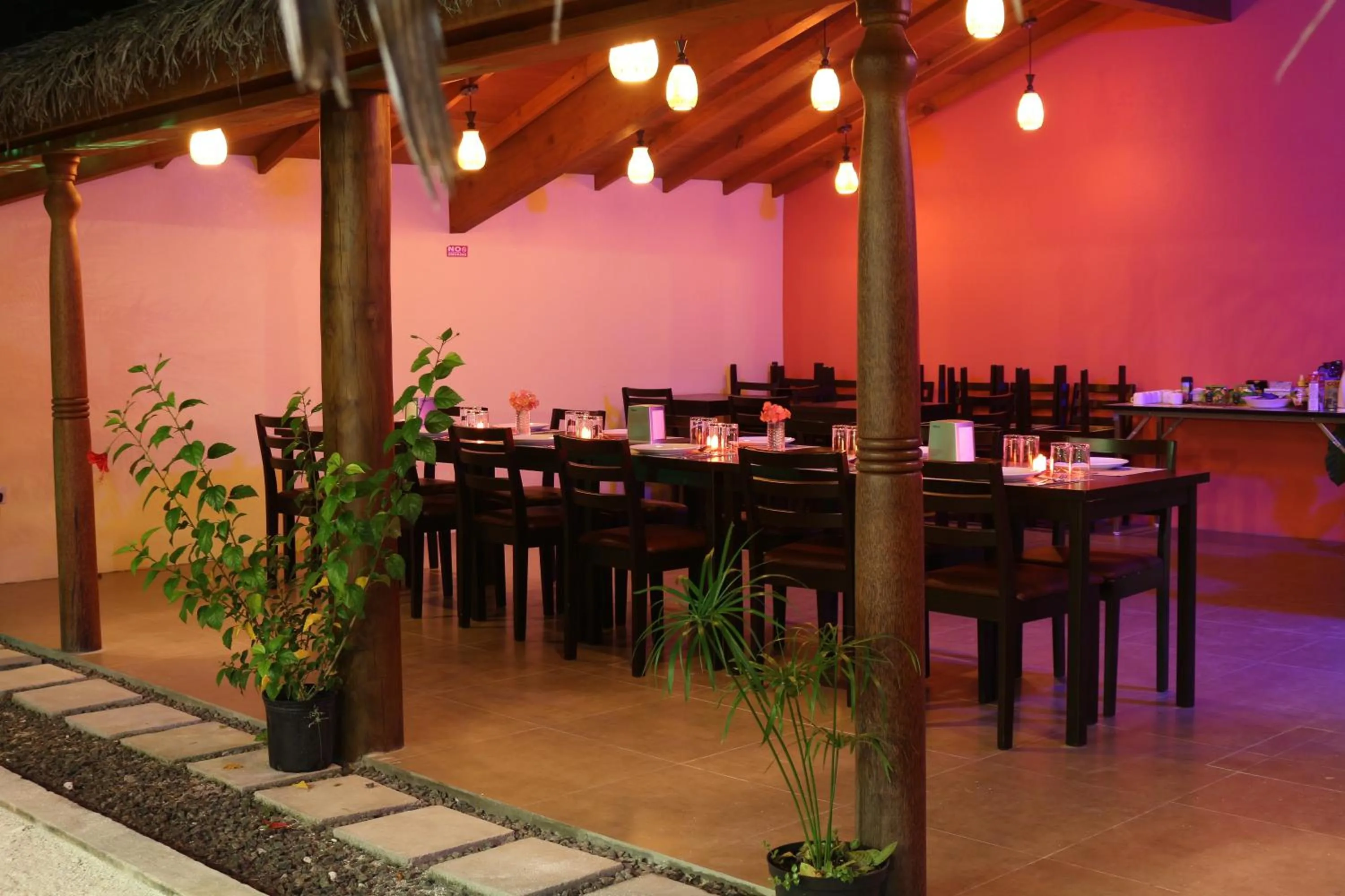 Restaurant/places to eat in Scuba Inn