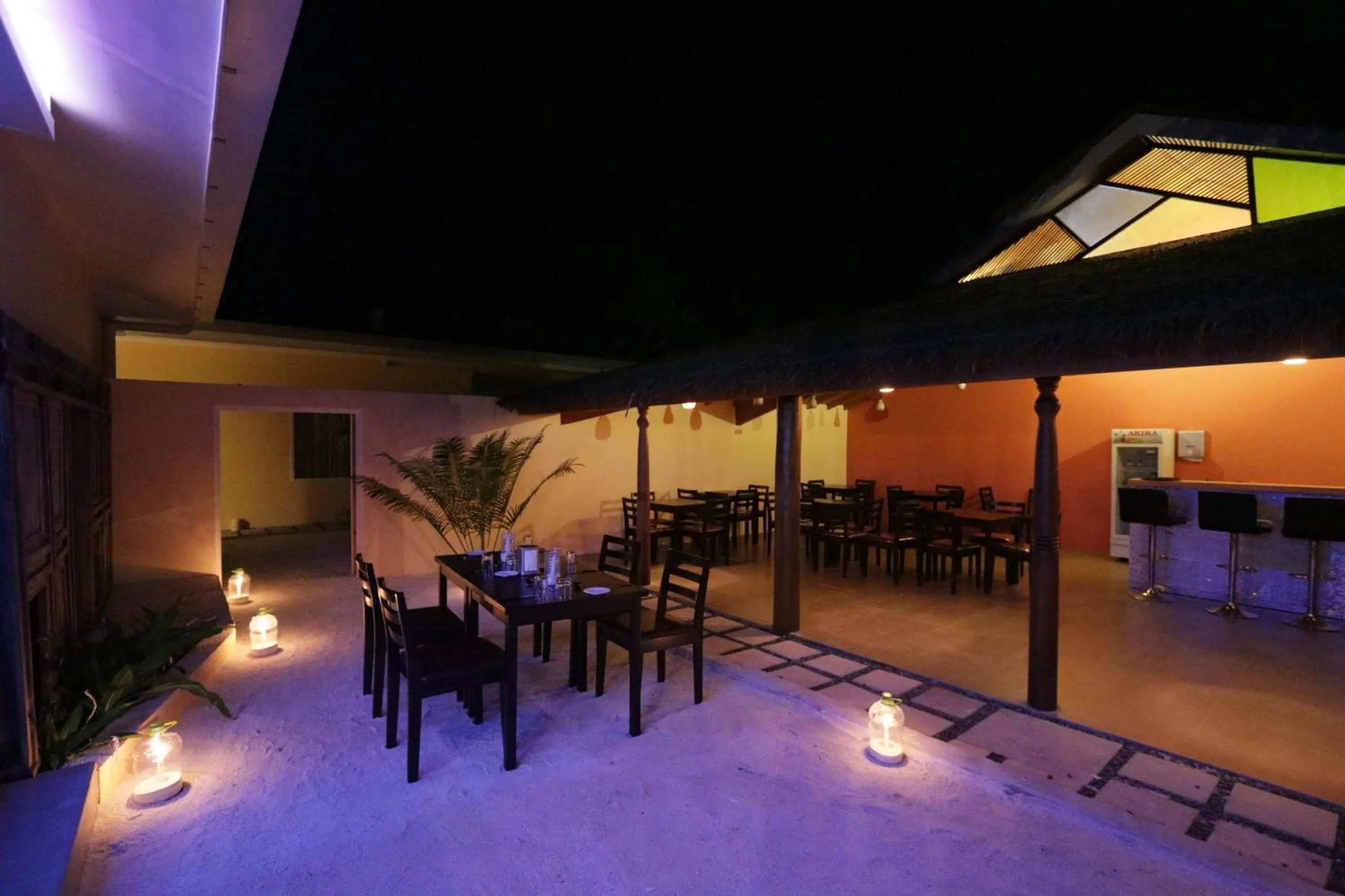 Restaurant/places to eat in Scuba Inn