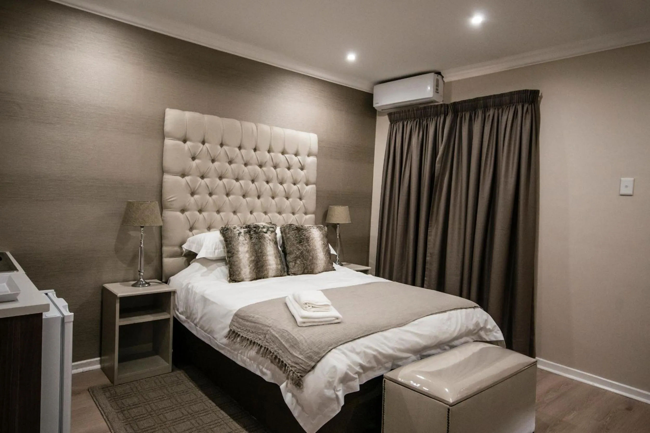 Bedroom, Bed in The Royal Guest House