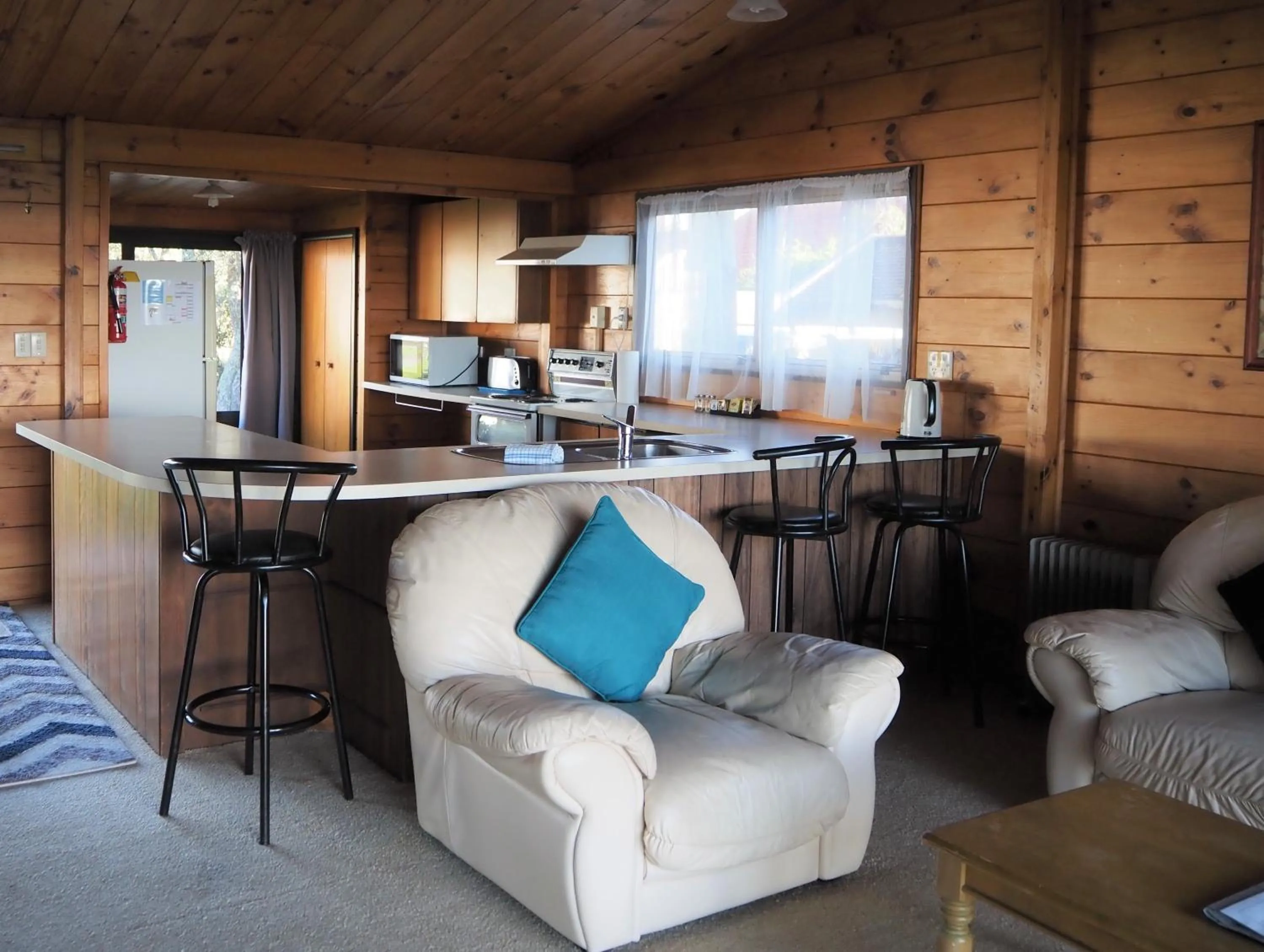 Living room in Edgewater Motel