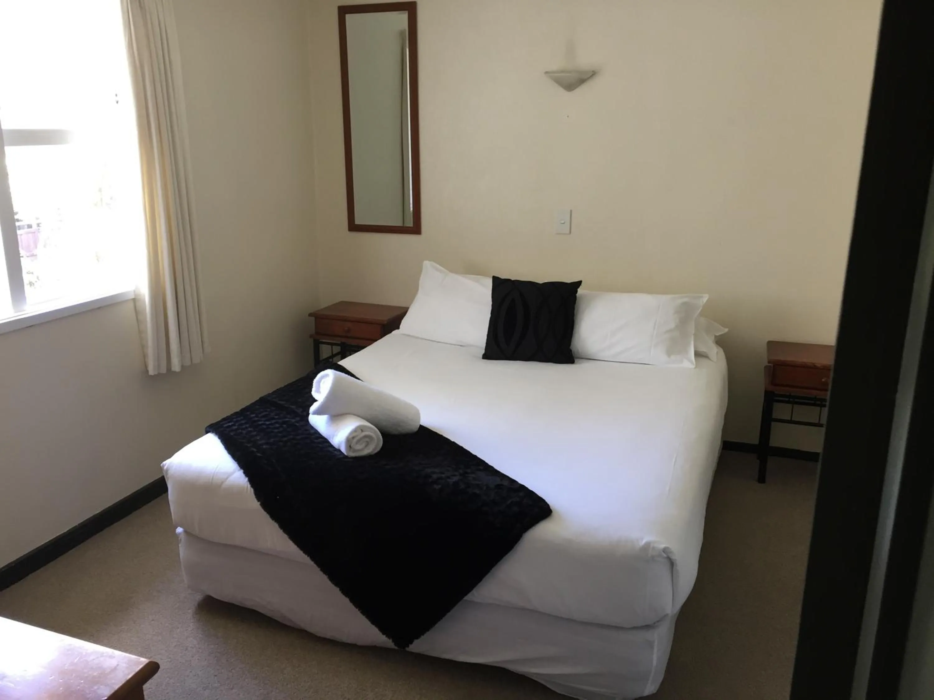 Bedroom, Bed in Edgewater Motel