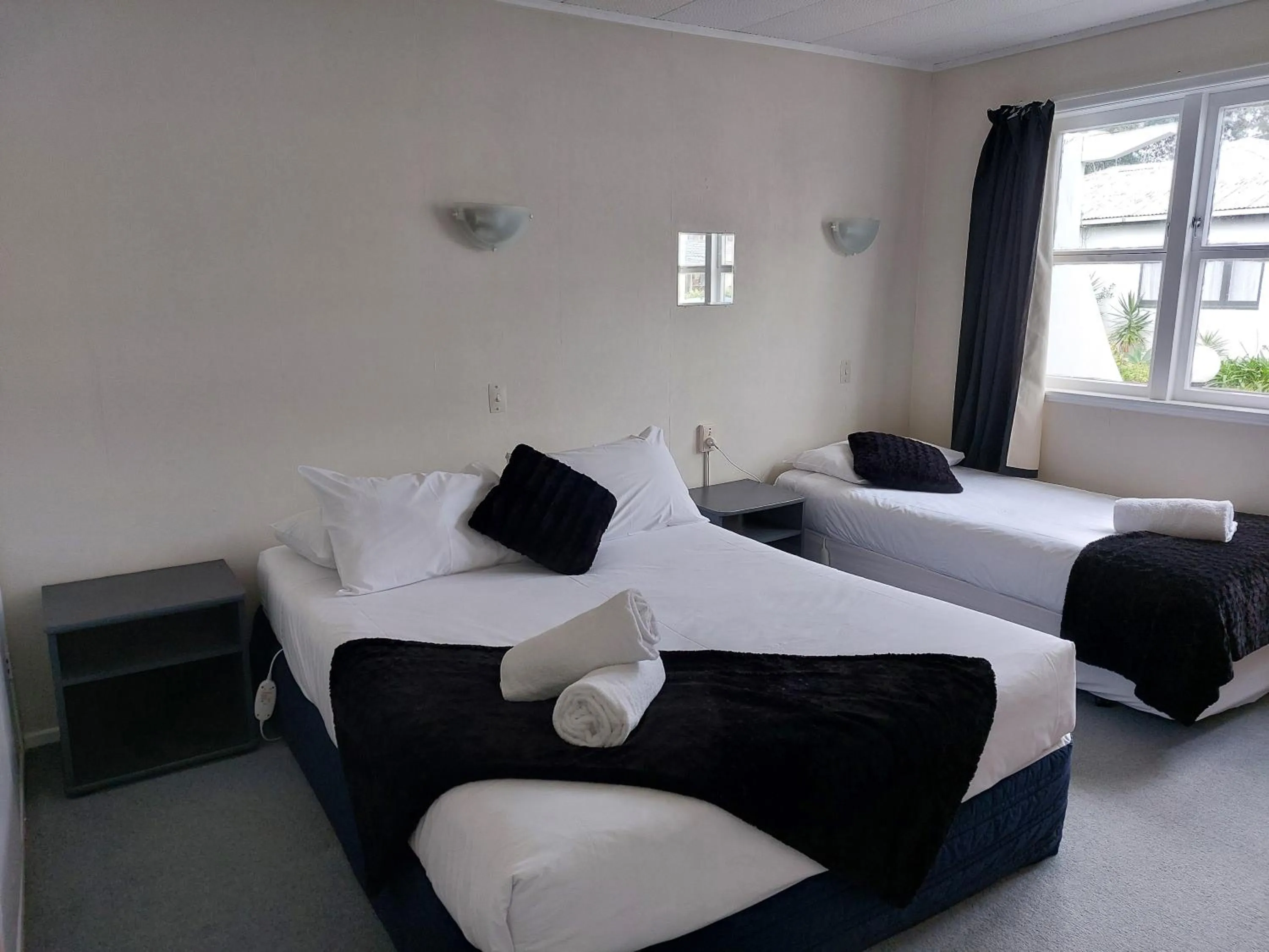 Bedroom, Bed in Edgewater Motel