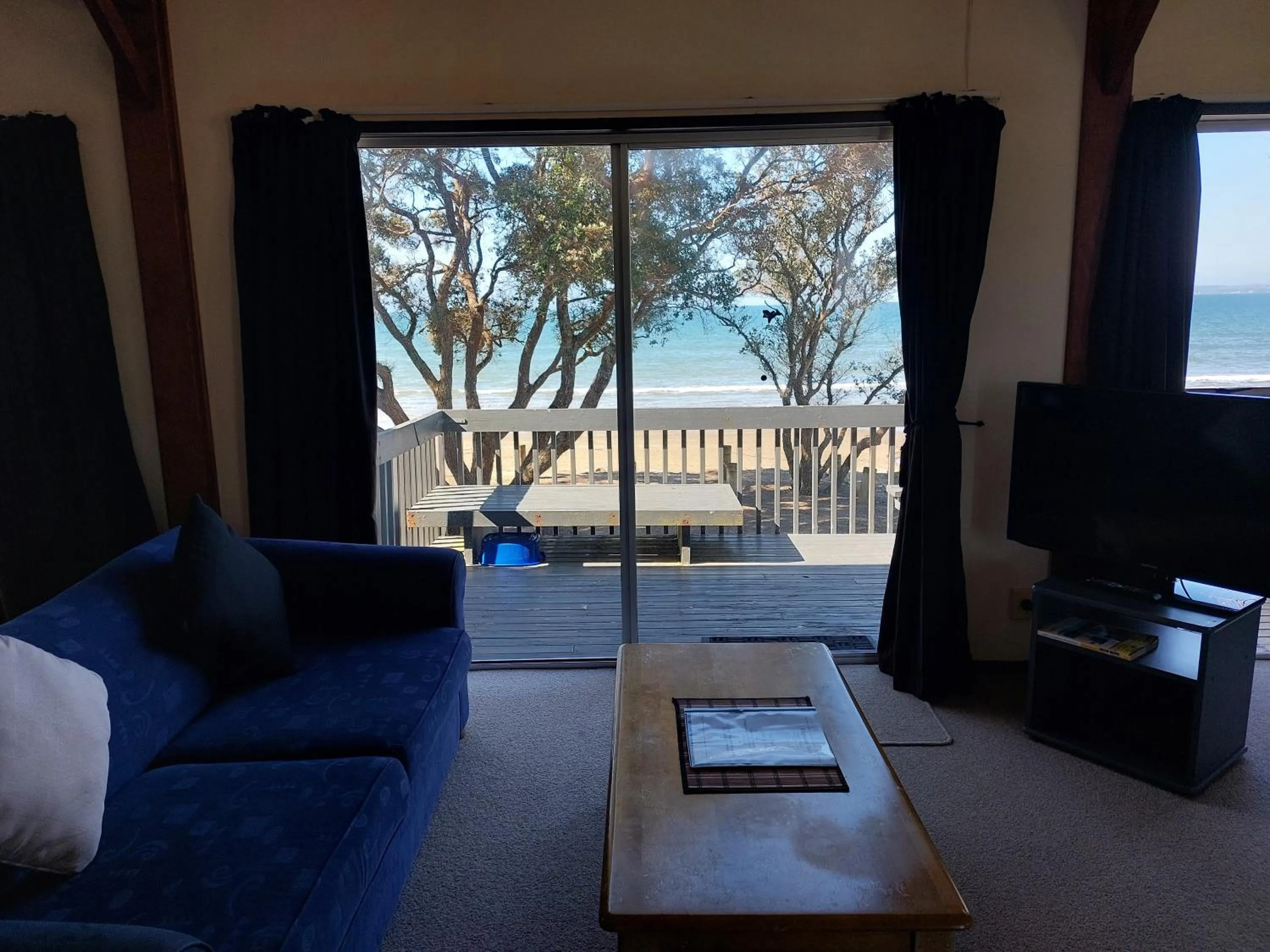 Living room in Edgewater Motel