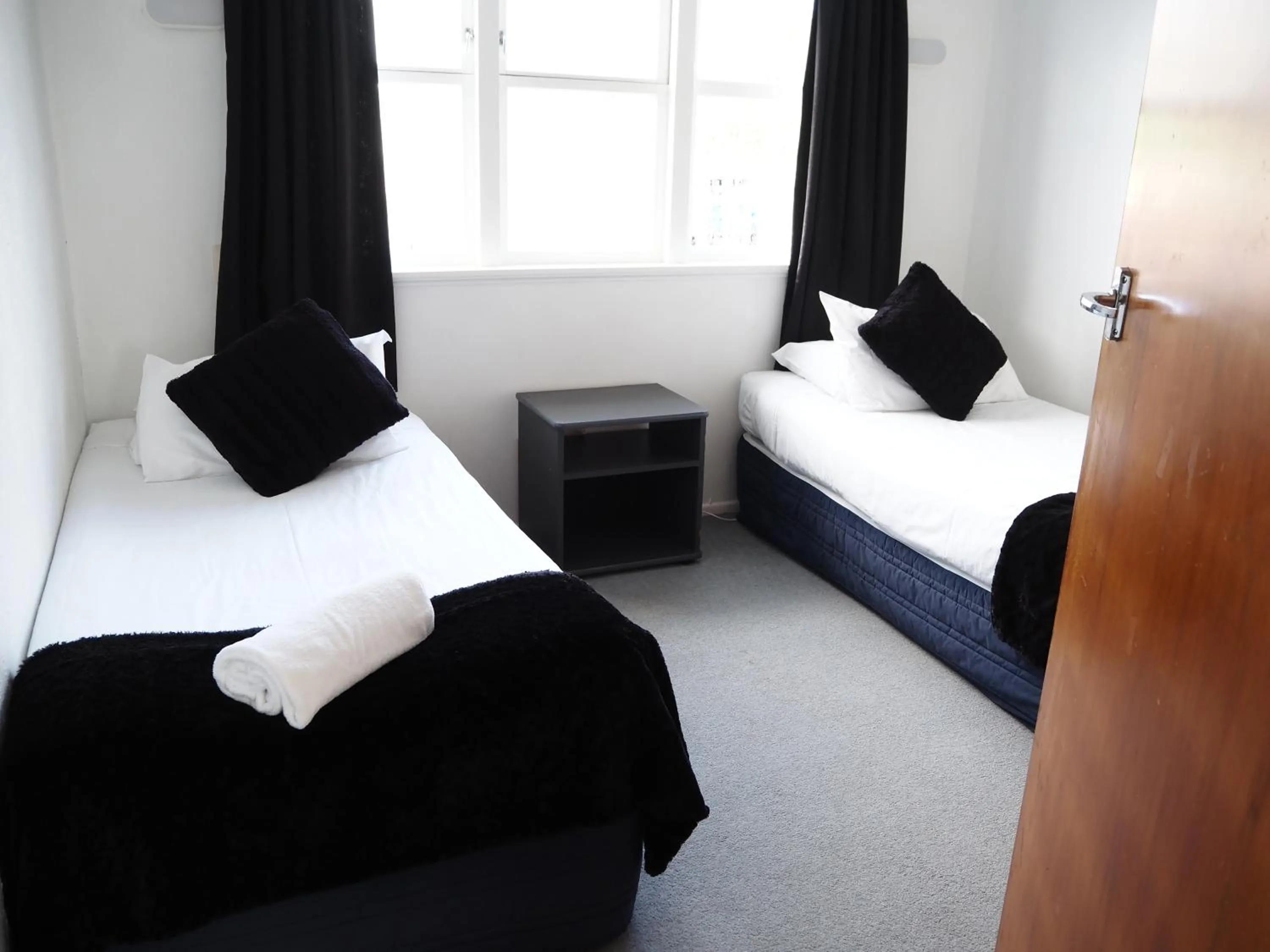 Bedroom, Bed in Edgewater Motel