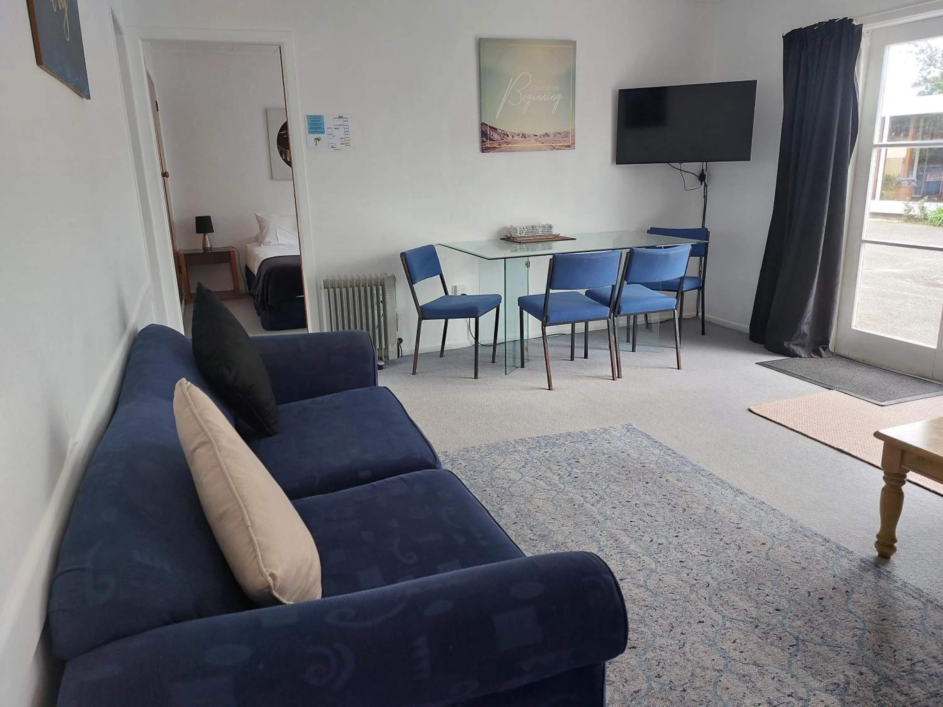 Living room in Edgewater Motel