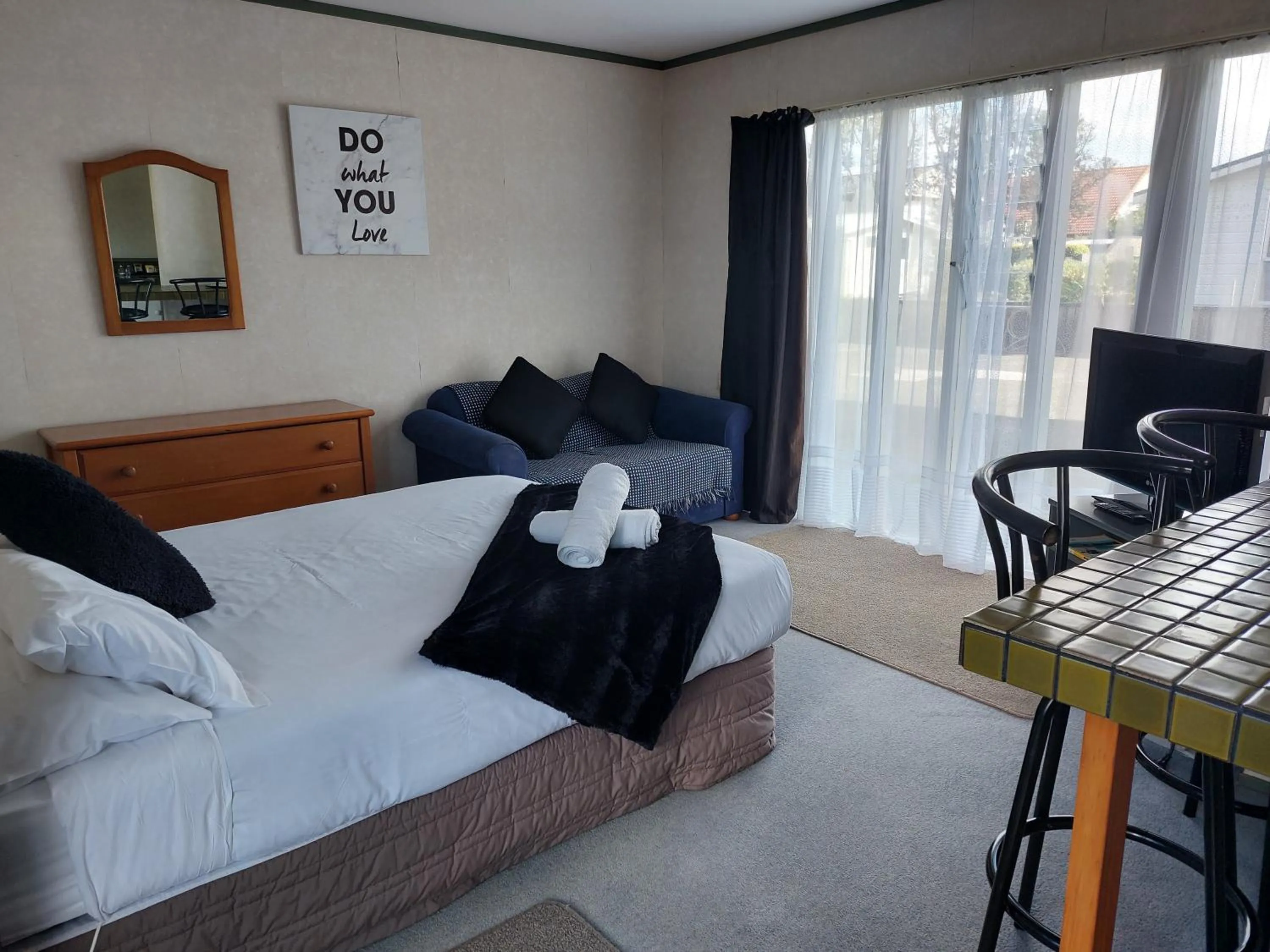 Bed in Edgewater Motel