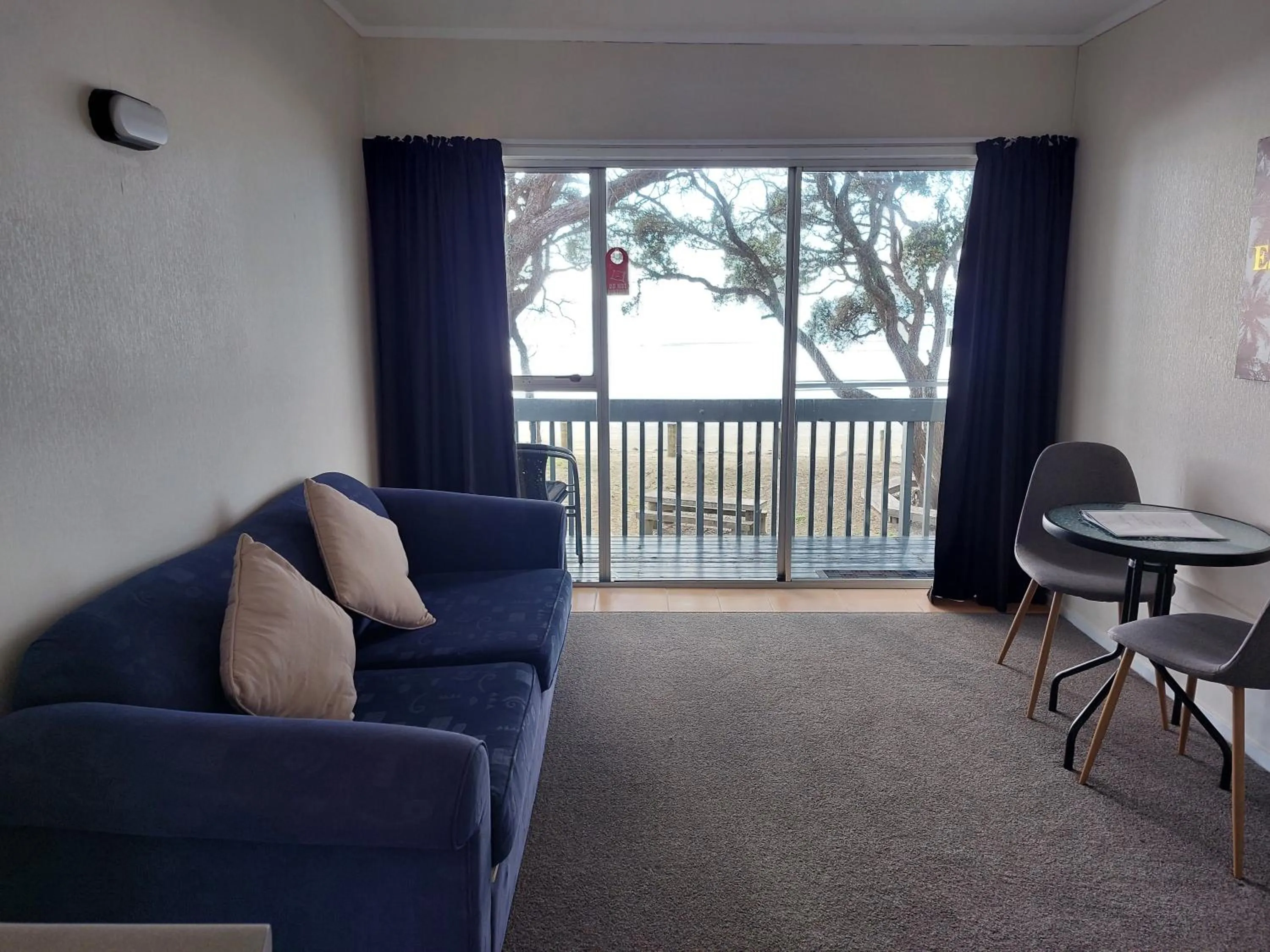 Living room in Edgewater Motel