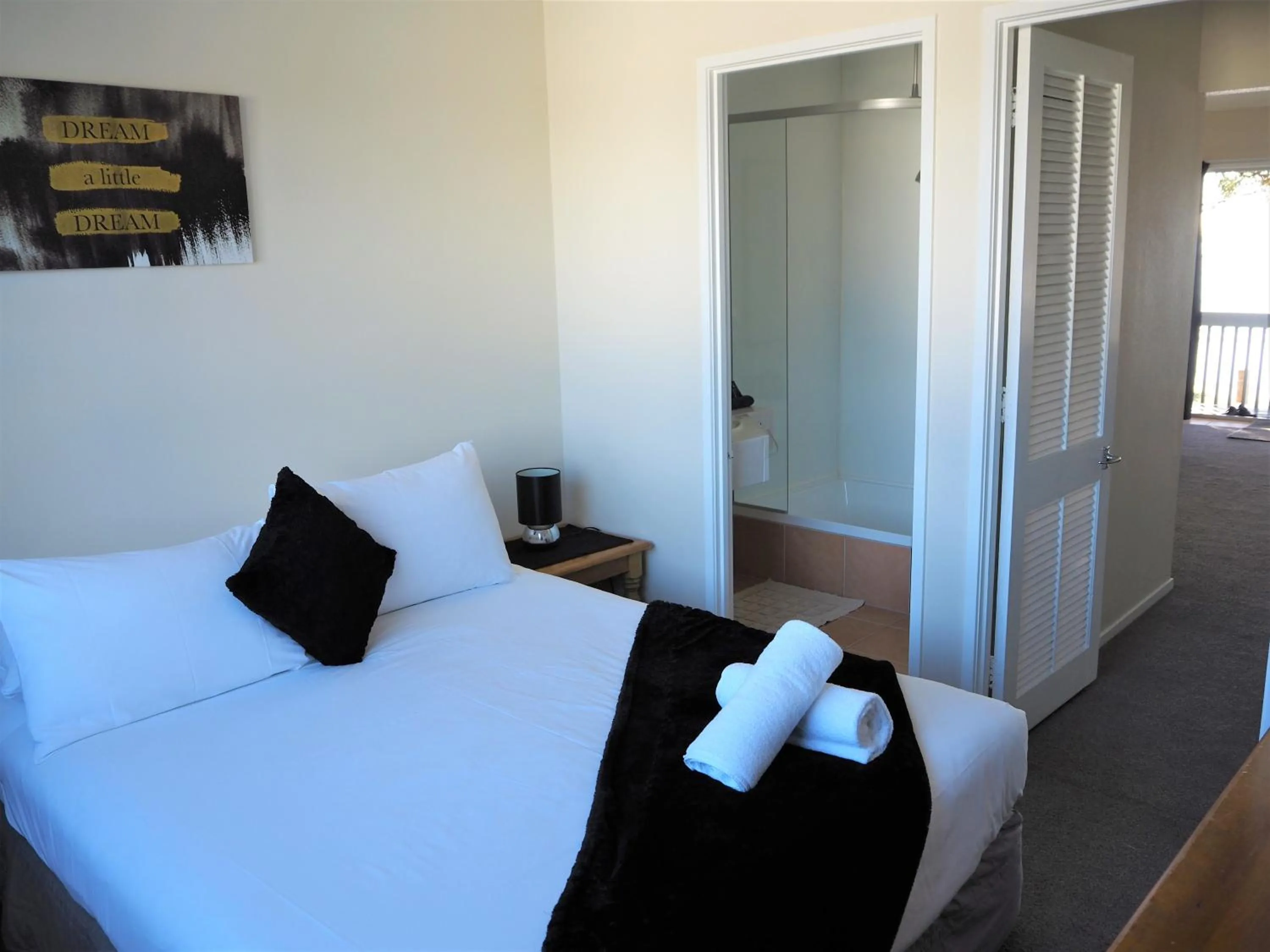 Bedroom, Bed in Edgewater Motel