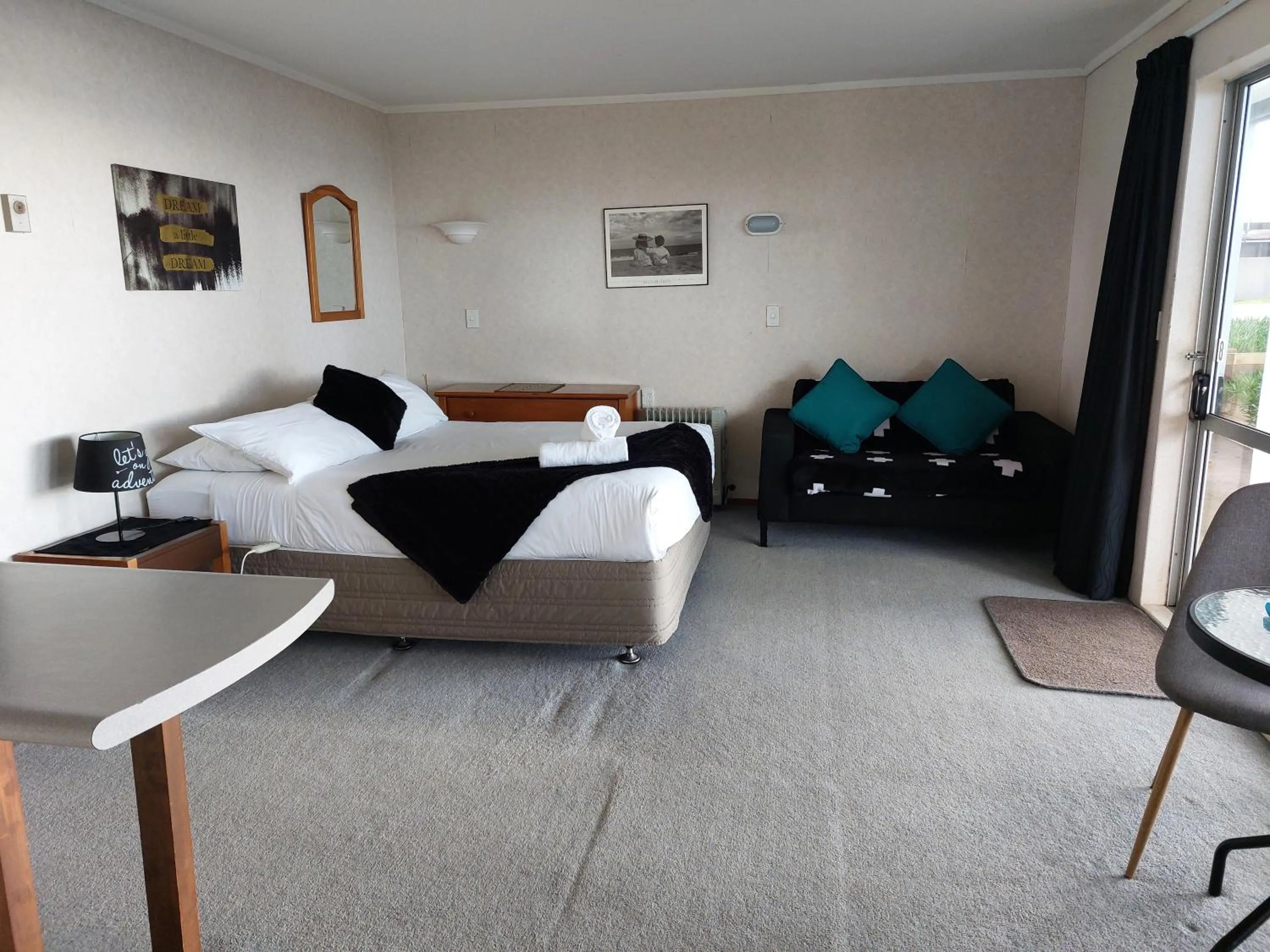 Bed in Edgewater Motel