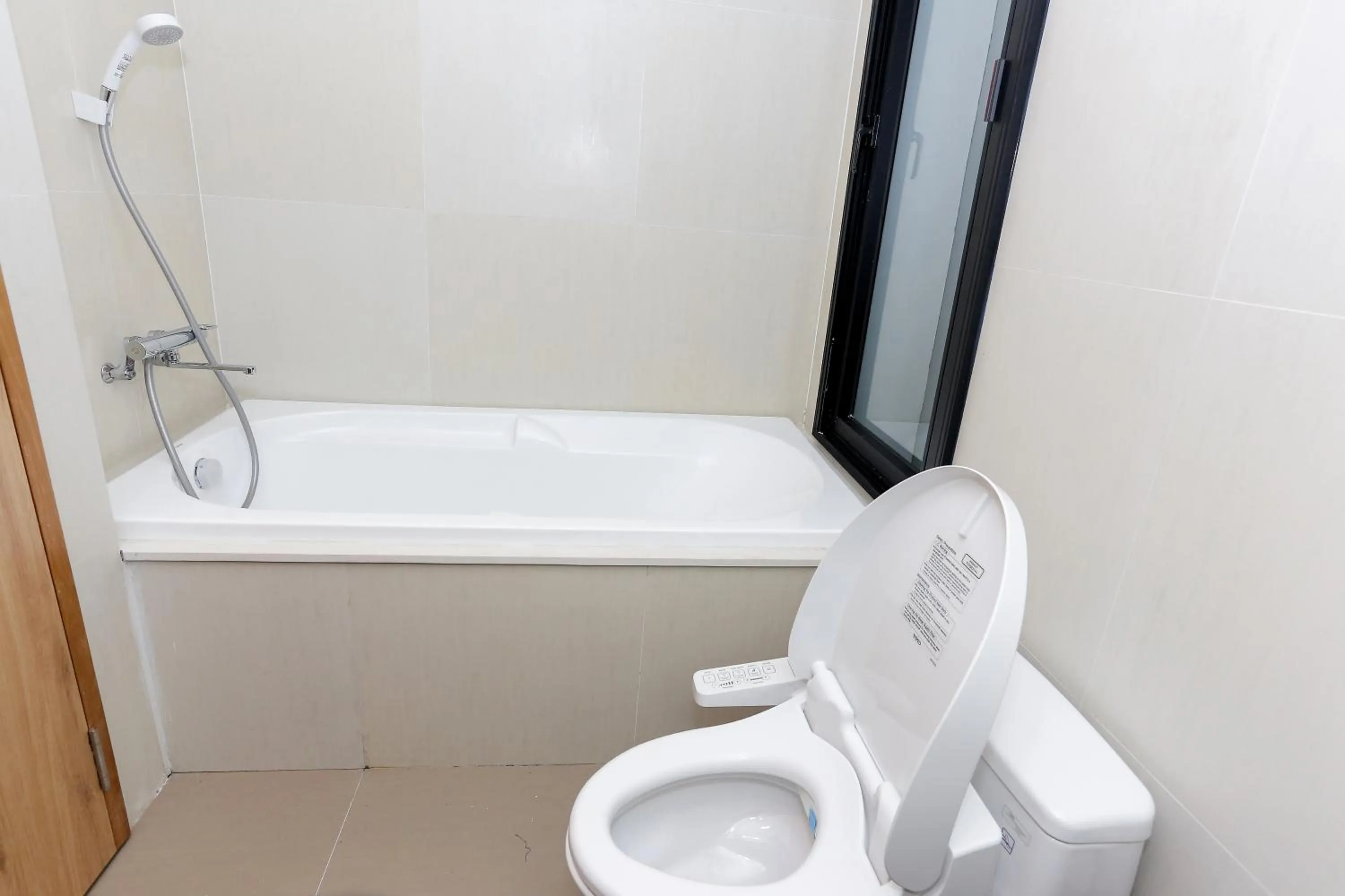 Bathroom in Quiet Hoang Quoc Viet Hotel & apartment