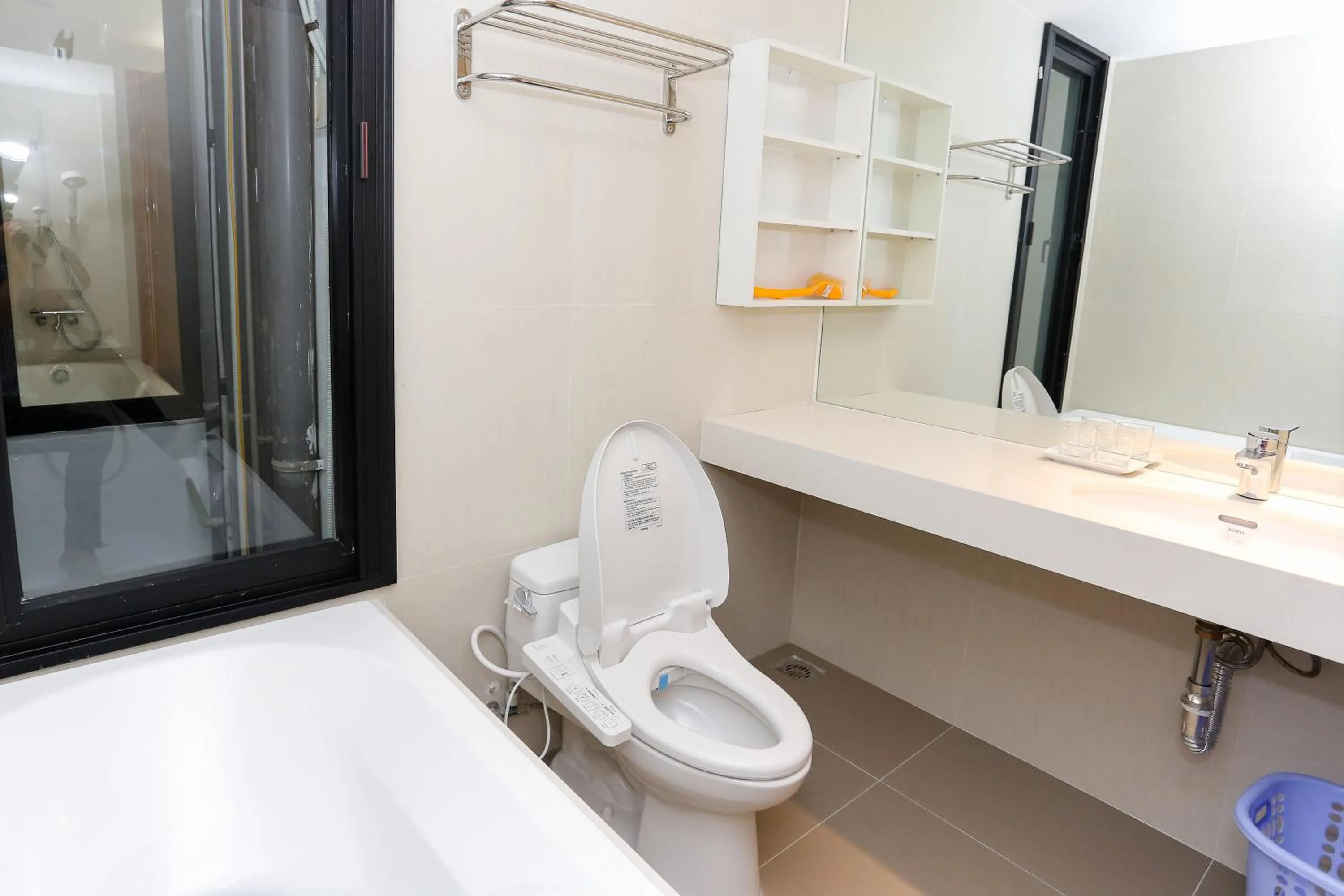 Bathroom in Quiet Hoang Quoc Viet Hotel & apartment