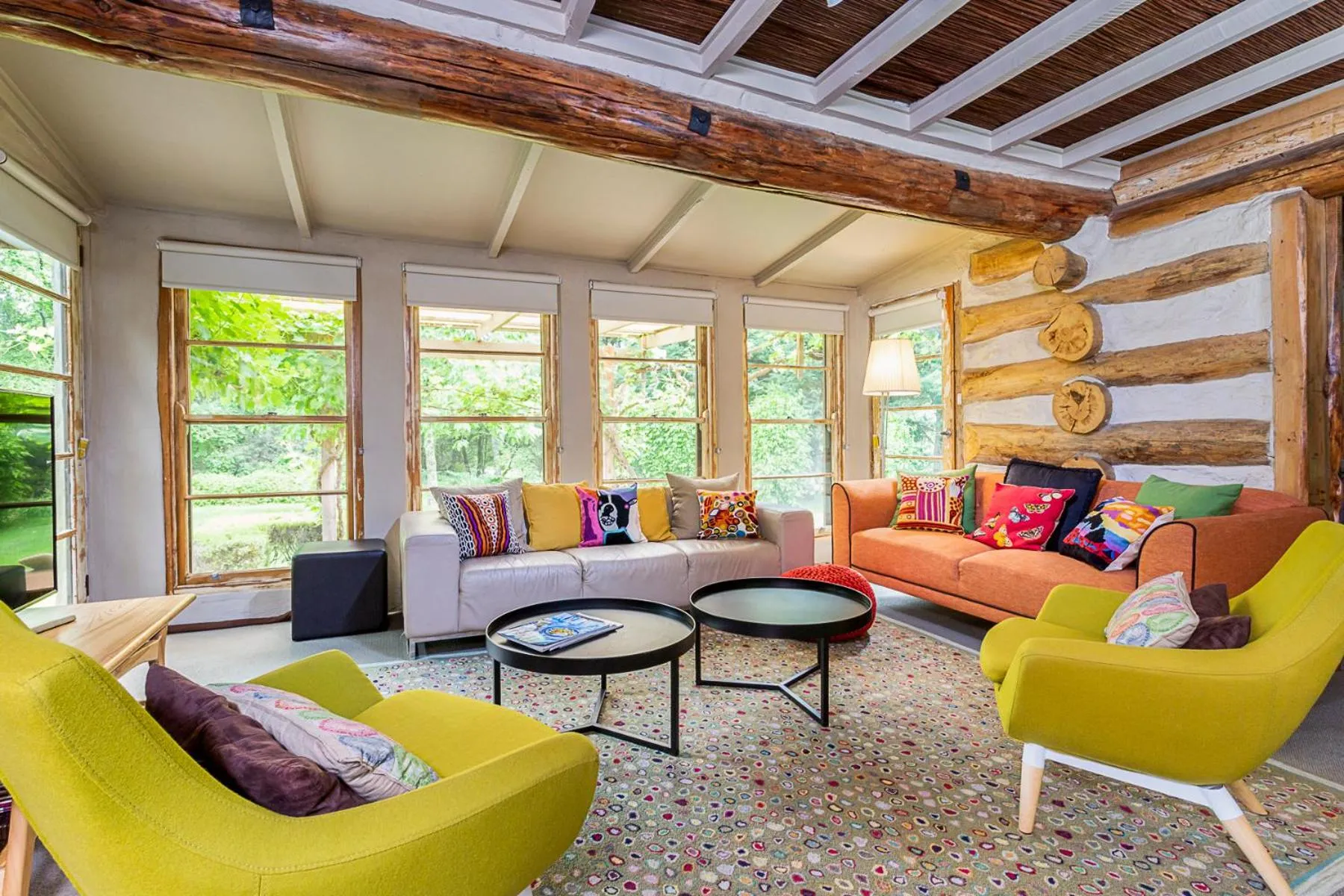 Living room in Planetrees Estate