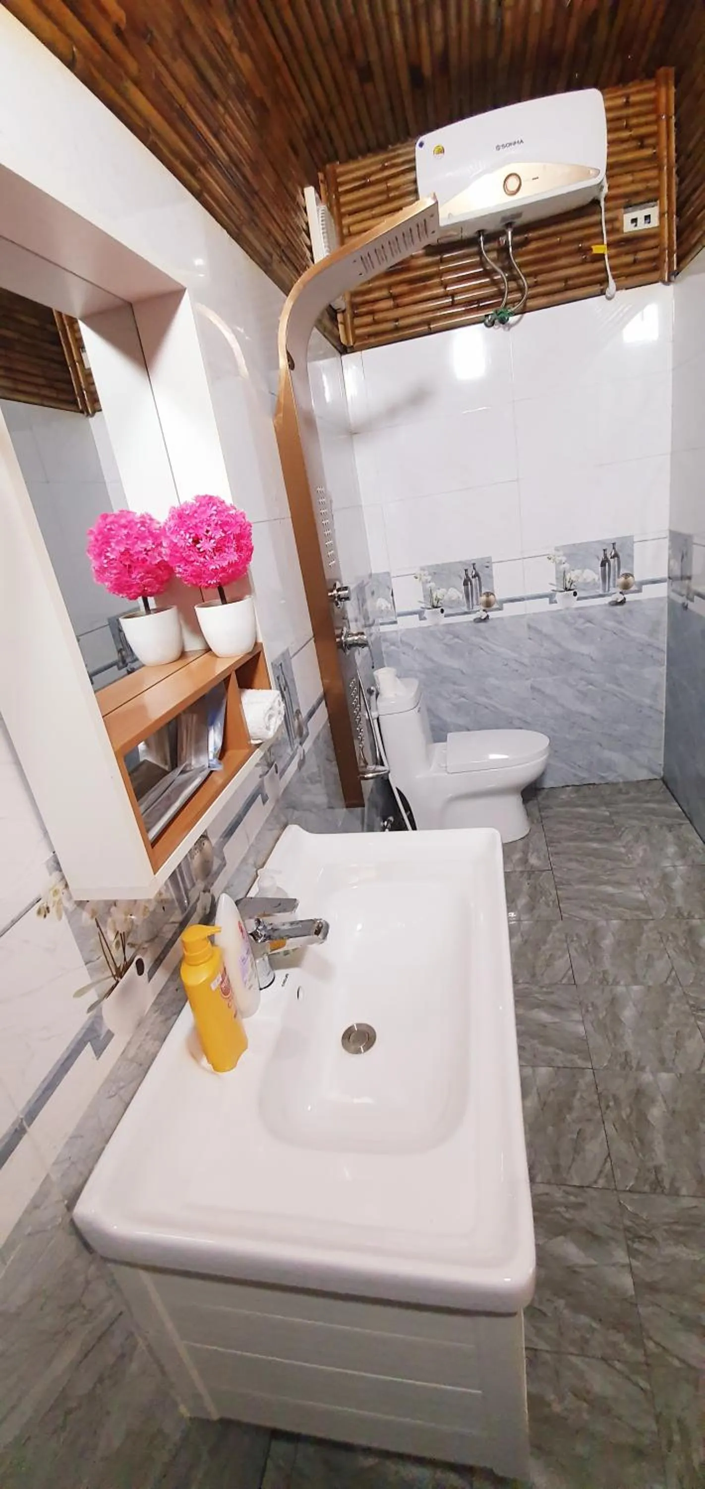 Shower in Quoc Khanh Bamboo Homestay