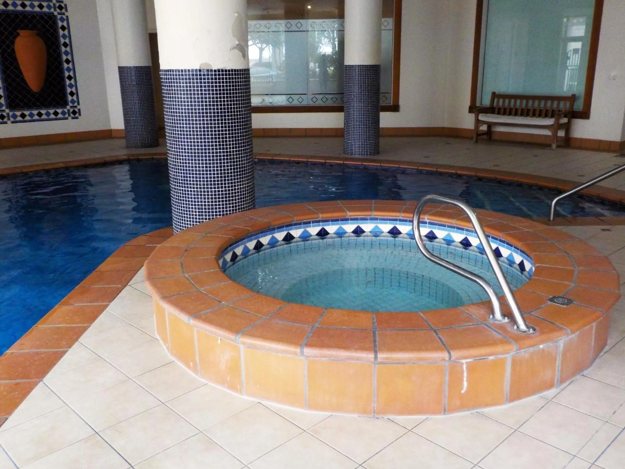 Hot Tub in Moroccan Resort - HR Surfers Paradise