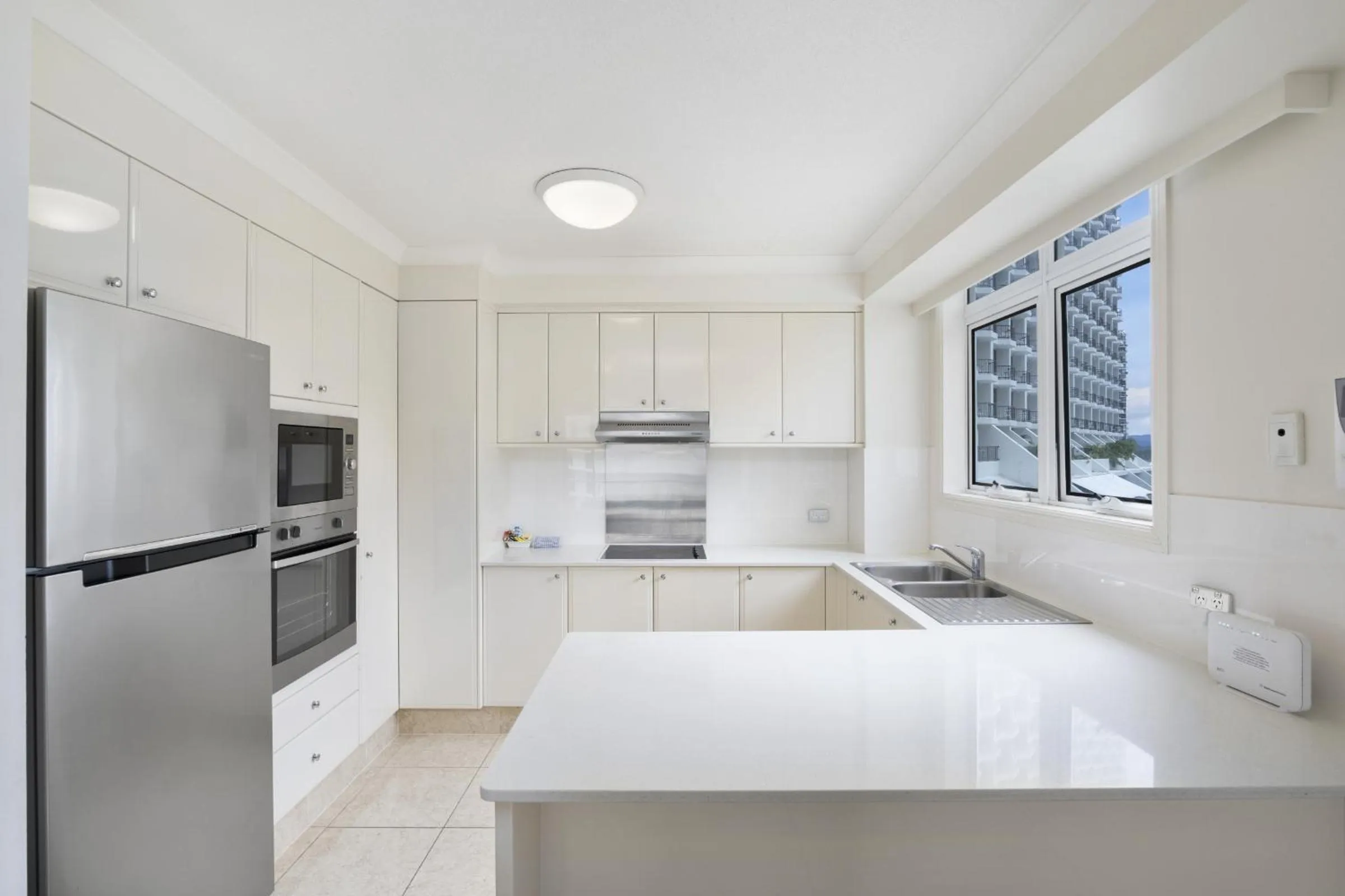 Kitchen or kitchenette, Bed in Moroccan Resort - HR Surfers Paradise