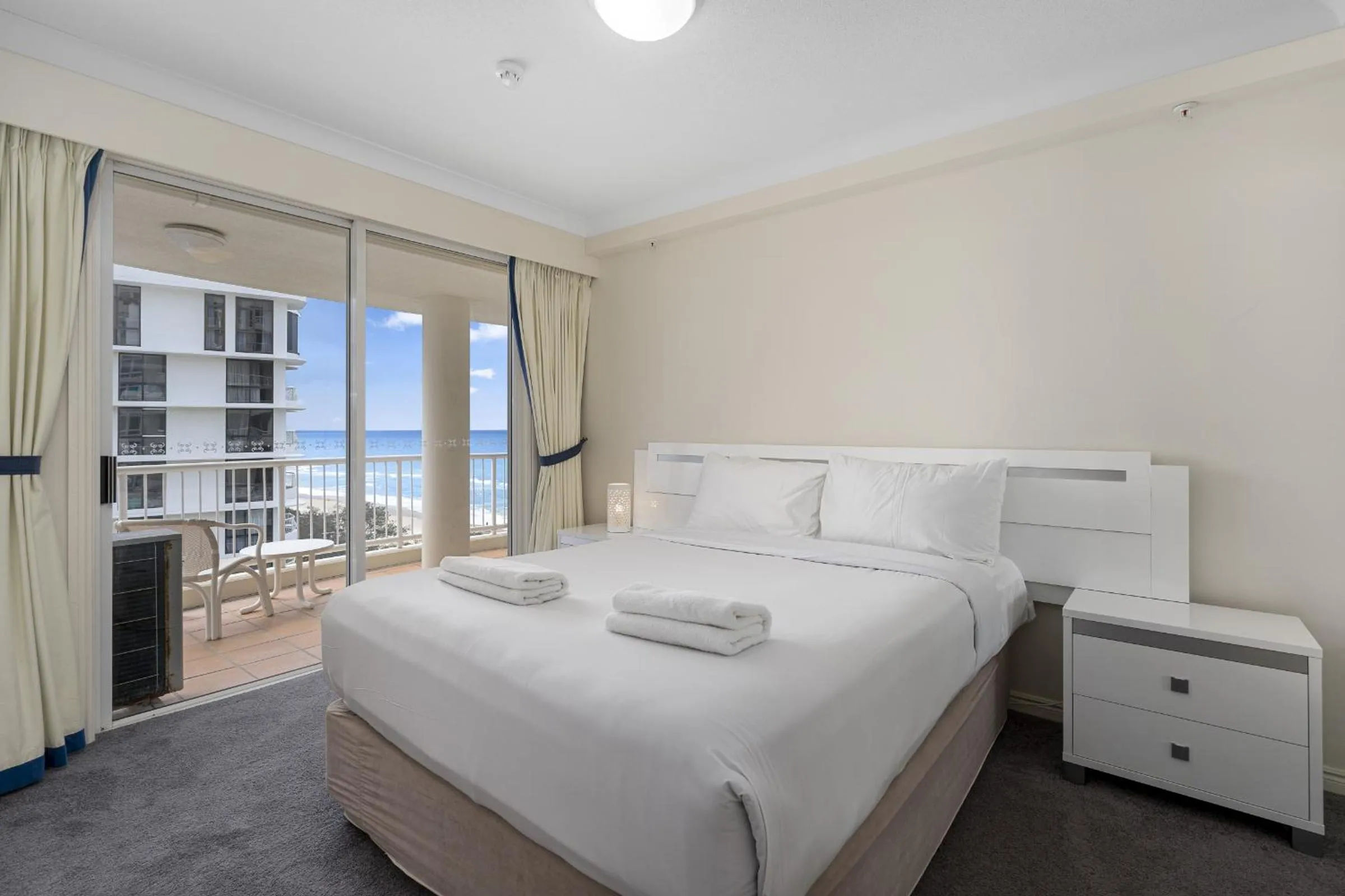 Balcony/Terrace, Bed in Moroccan Resort - HR Surfers Paradise