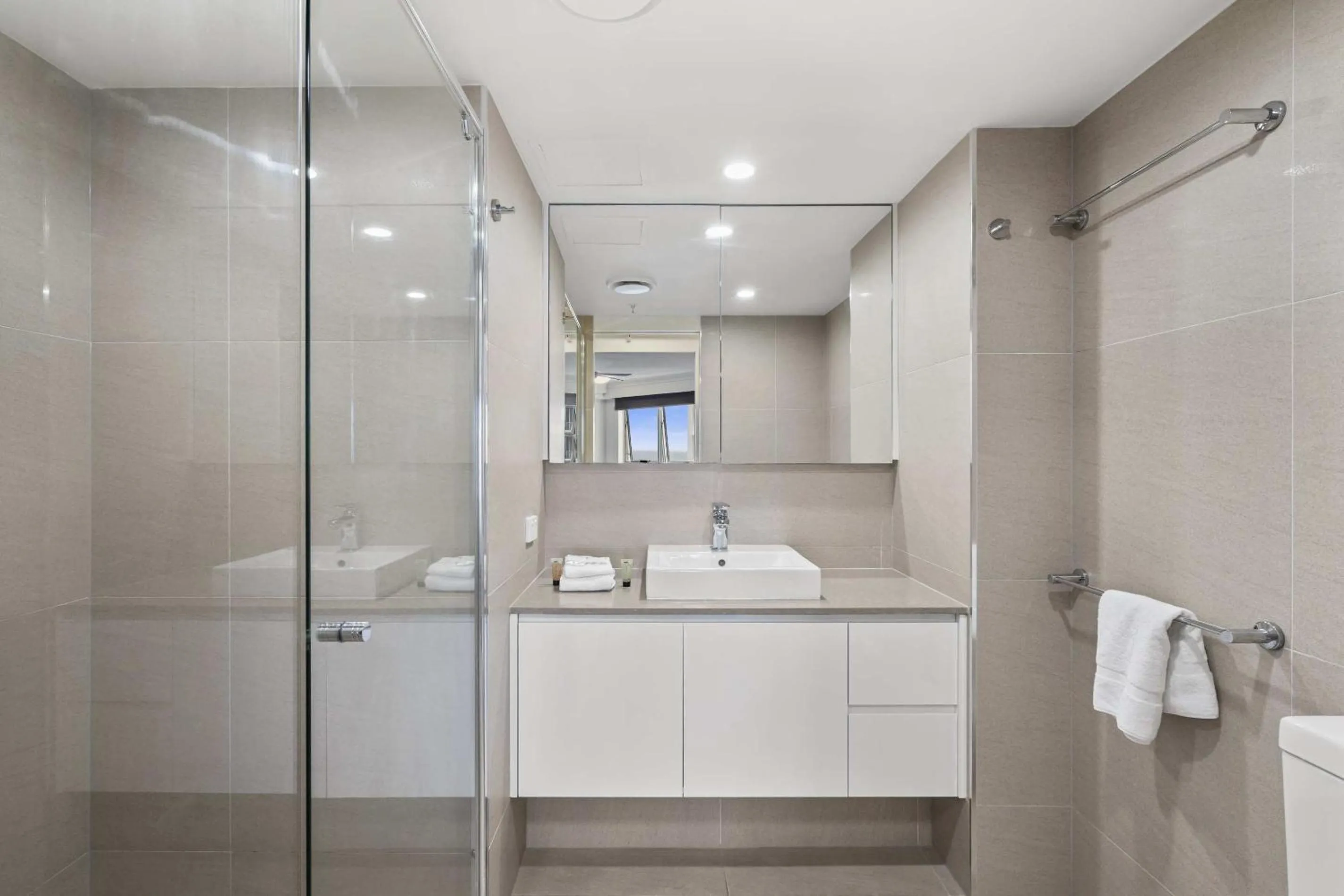 Shower in Moroccan Resort - HR Surfers Paradise