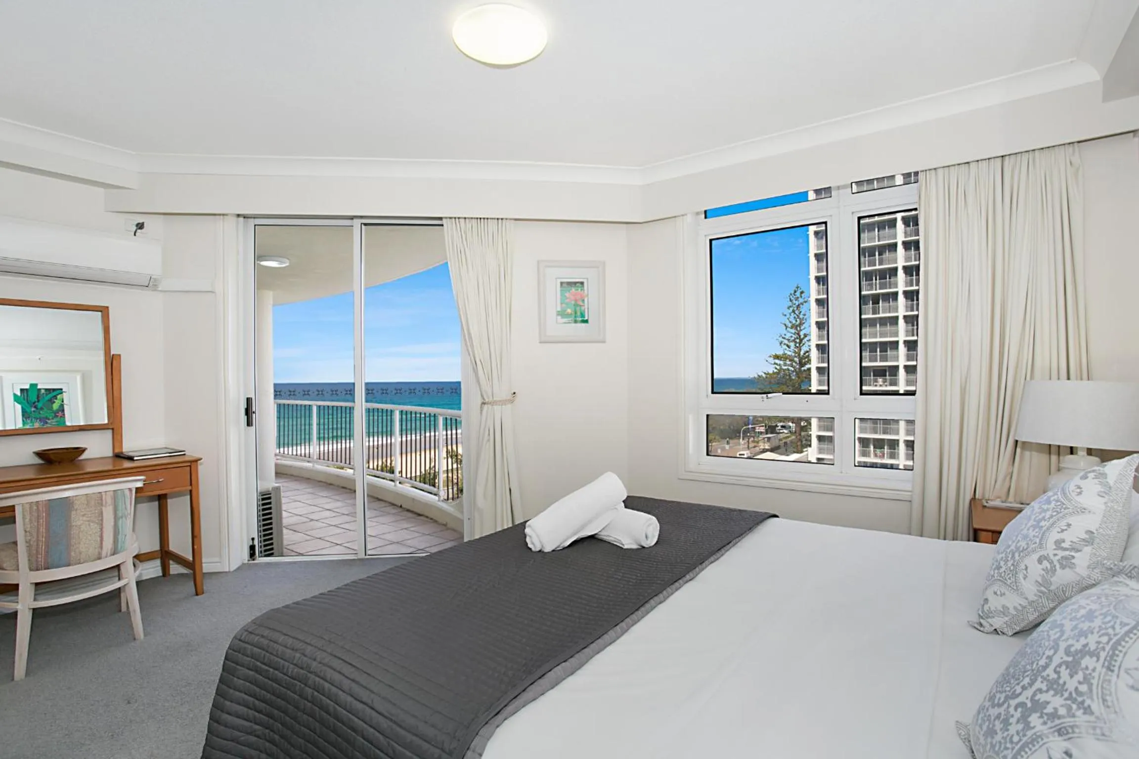 Balcony/Terrace, Bed in Moroccan Resort - HR Surfers Paradise