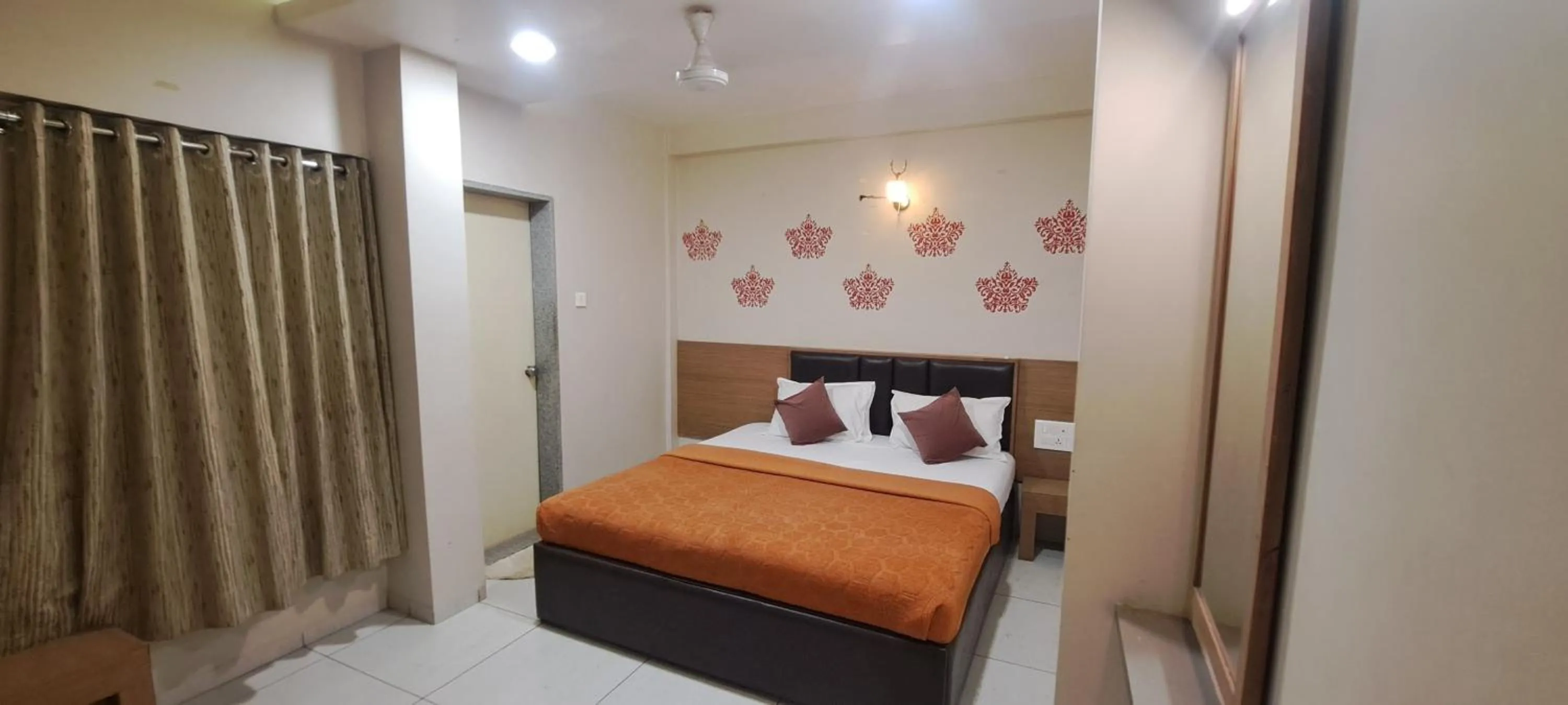 Photo of the whole room, Bed in Central Inn, Kolhapur