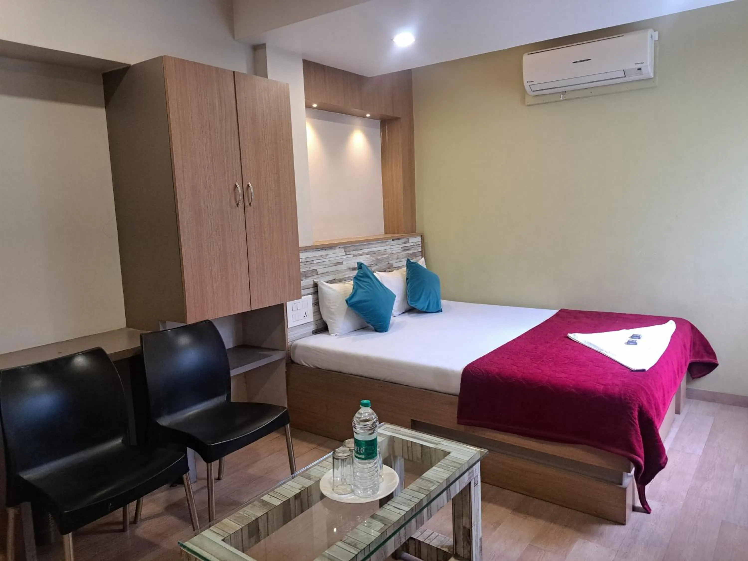 Bed in Central Inn, Kolhapur