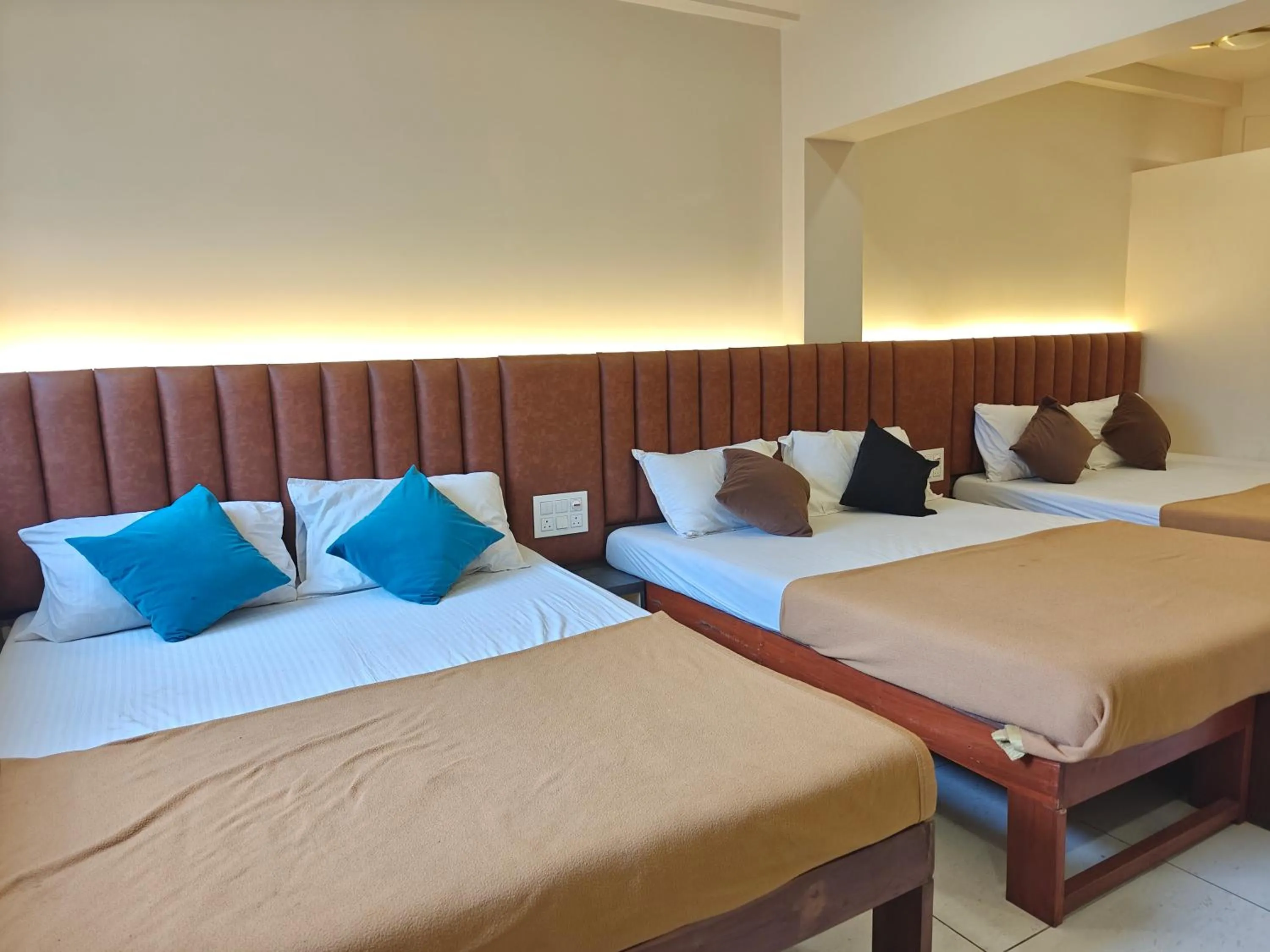 Bed in Central Inn, Kolhapur