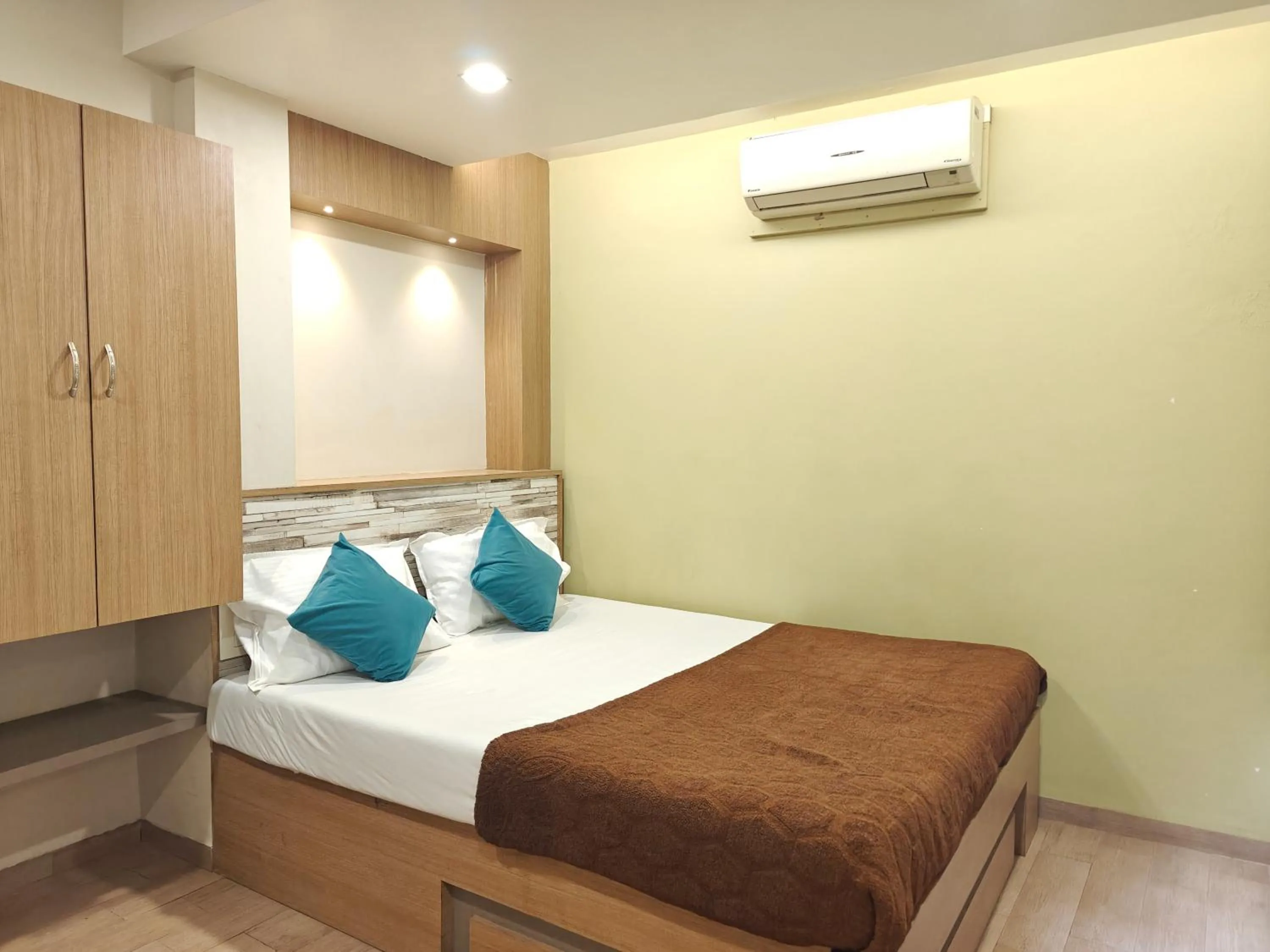 Bed in Central Inn, Kolhapur