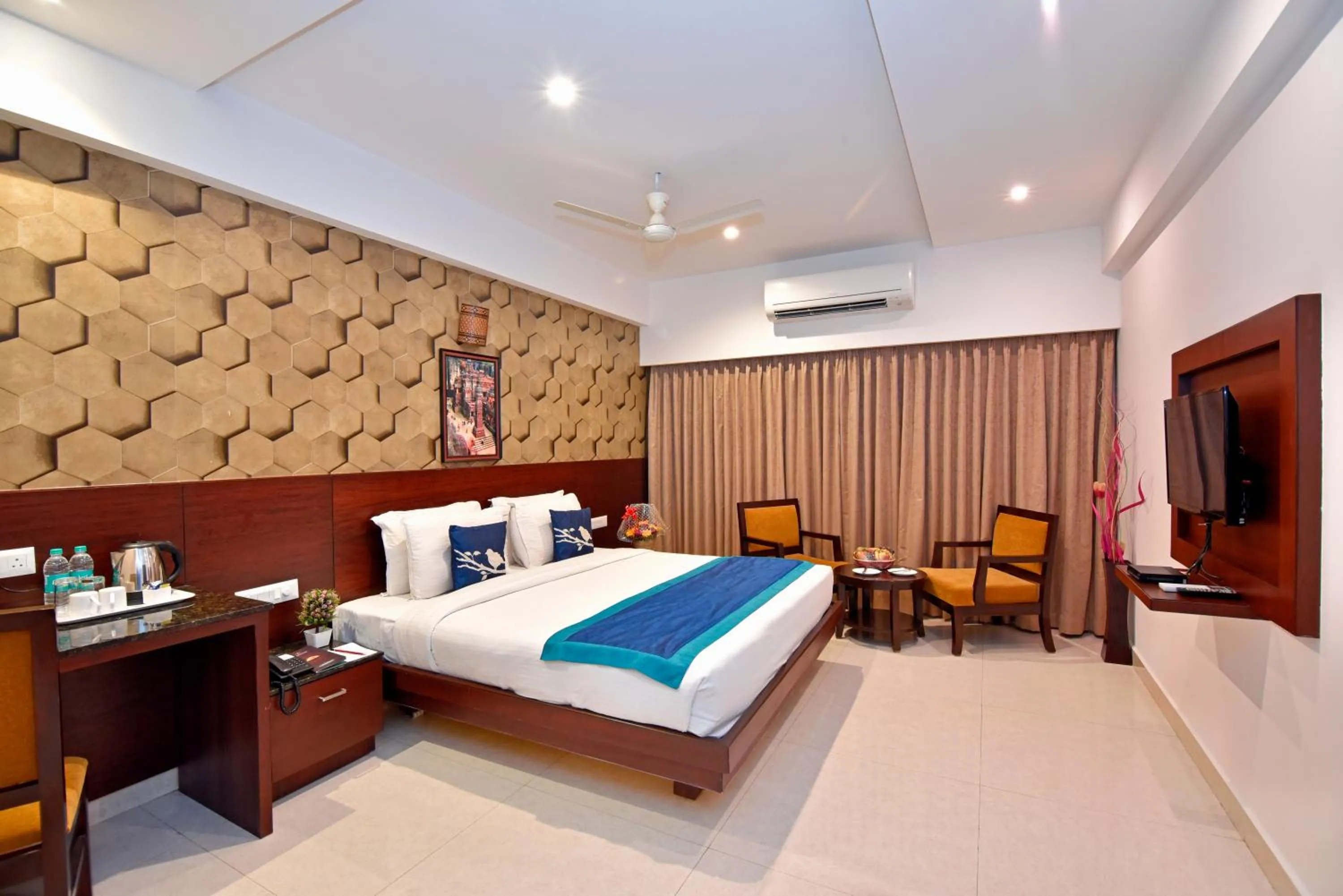 Bedroom, Bed in I V Sanctum Hotel