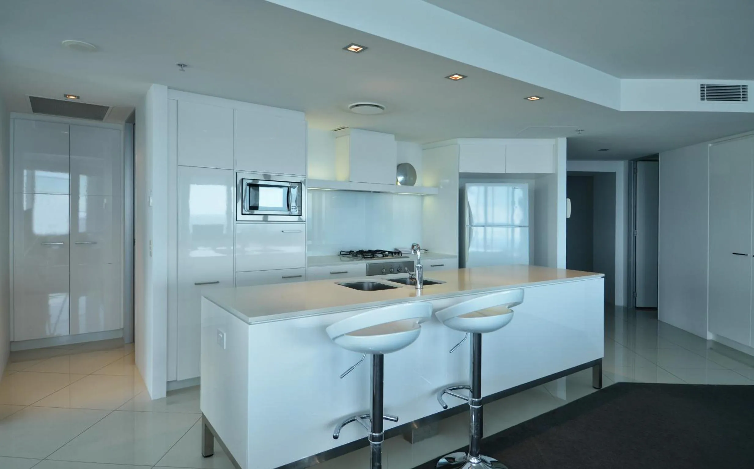 Kitchen or kitchenette in HR Surfers Paradise - Apartment 4204