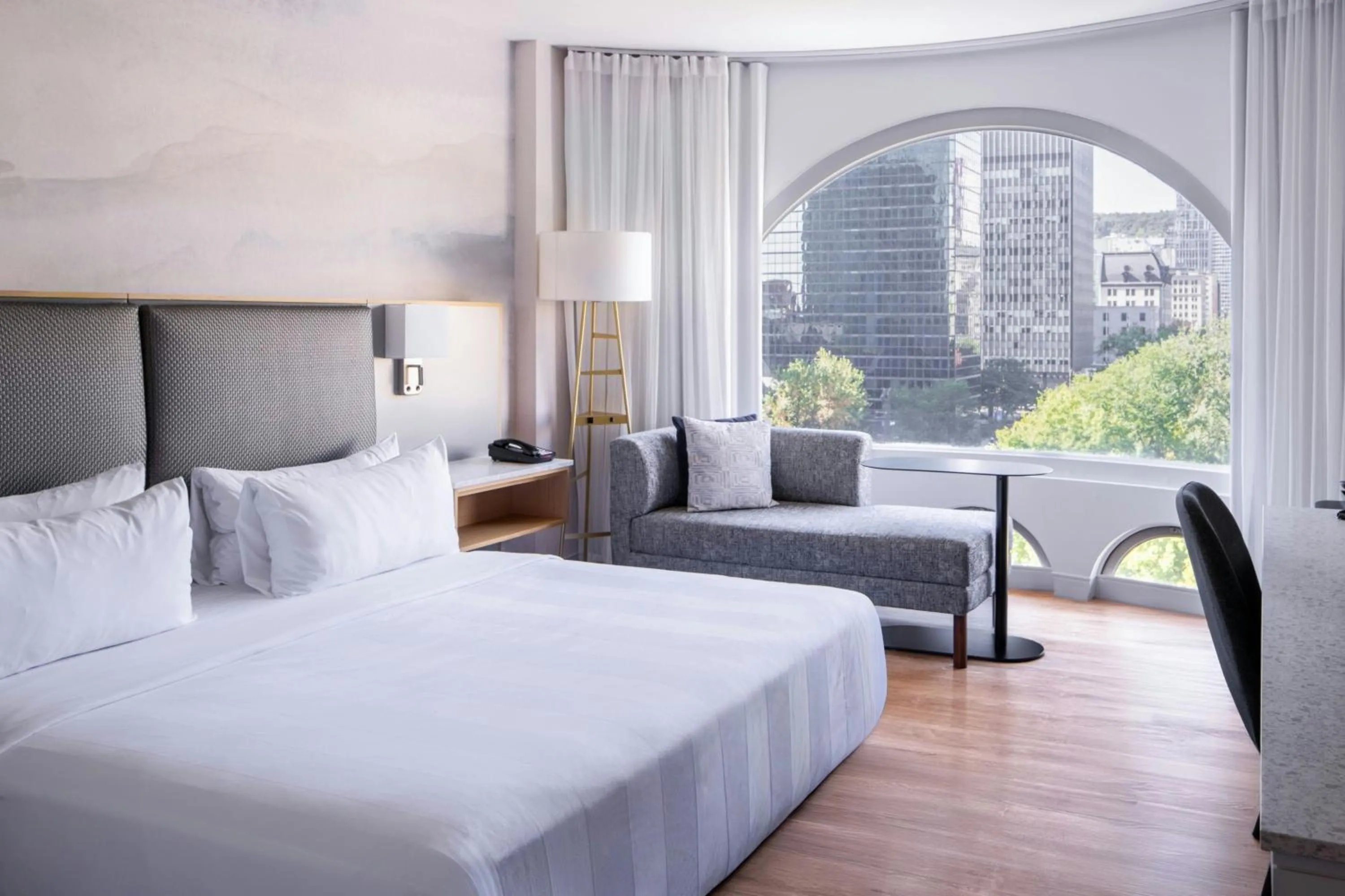 Photo of the whole room, Bed in Montreal Marriott Chateau Champlain