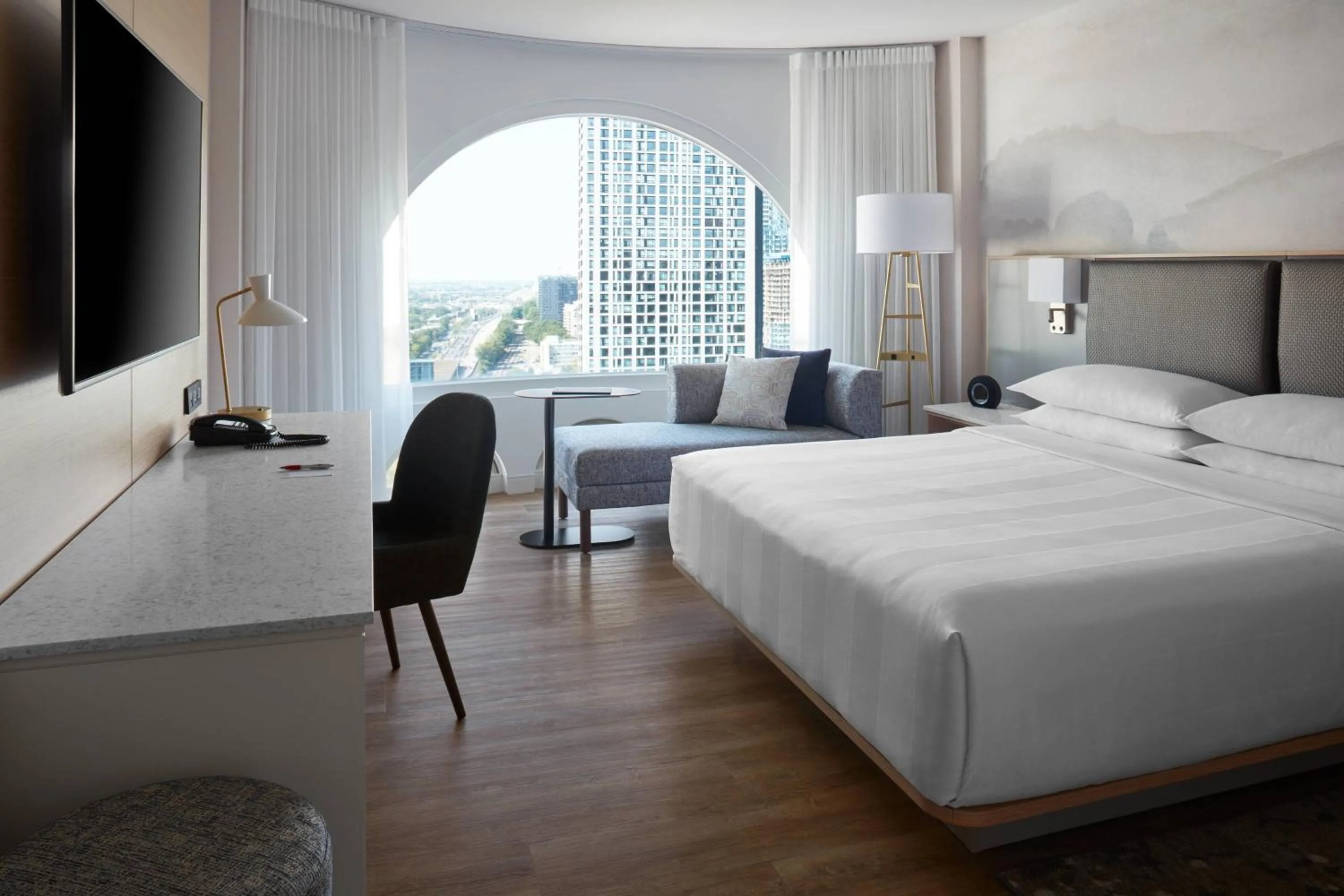 Photo of the whole room, Bed in Montreal Marriott Chateau Champlain