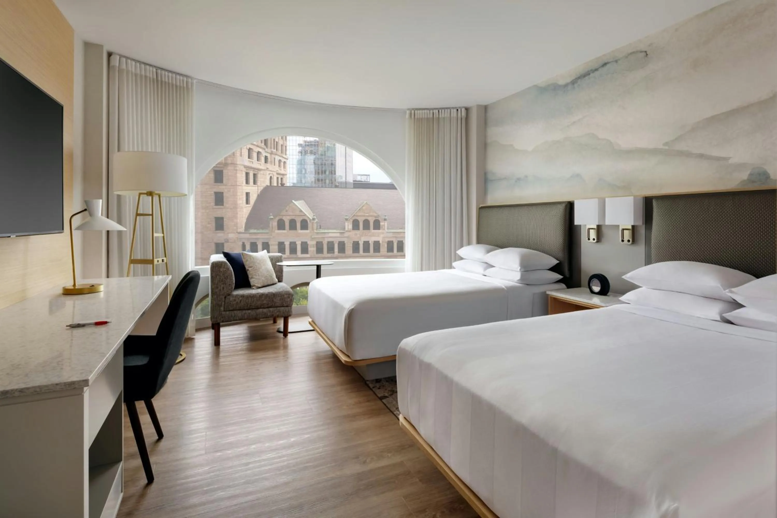 Photo of the whole room, Bed in Montreal Marriott Chateau Champlain