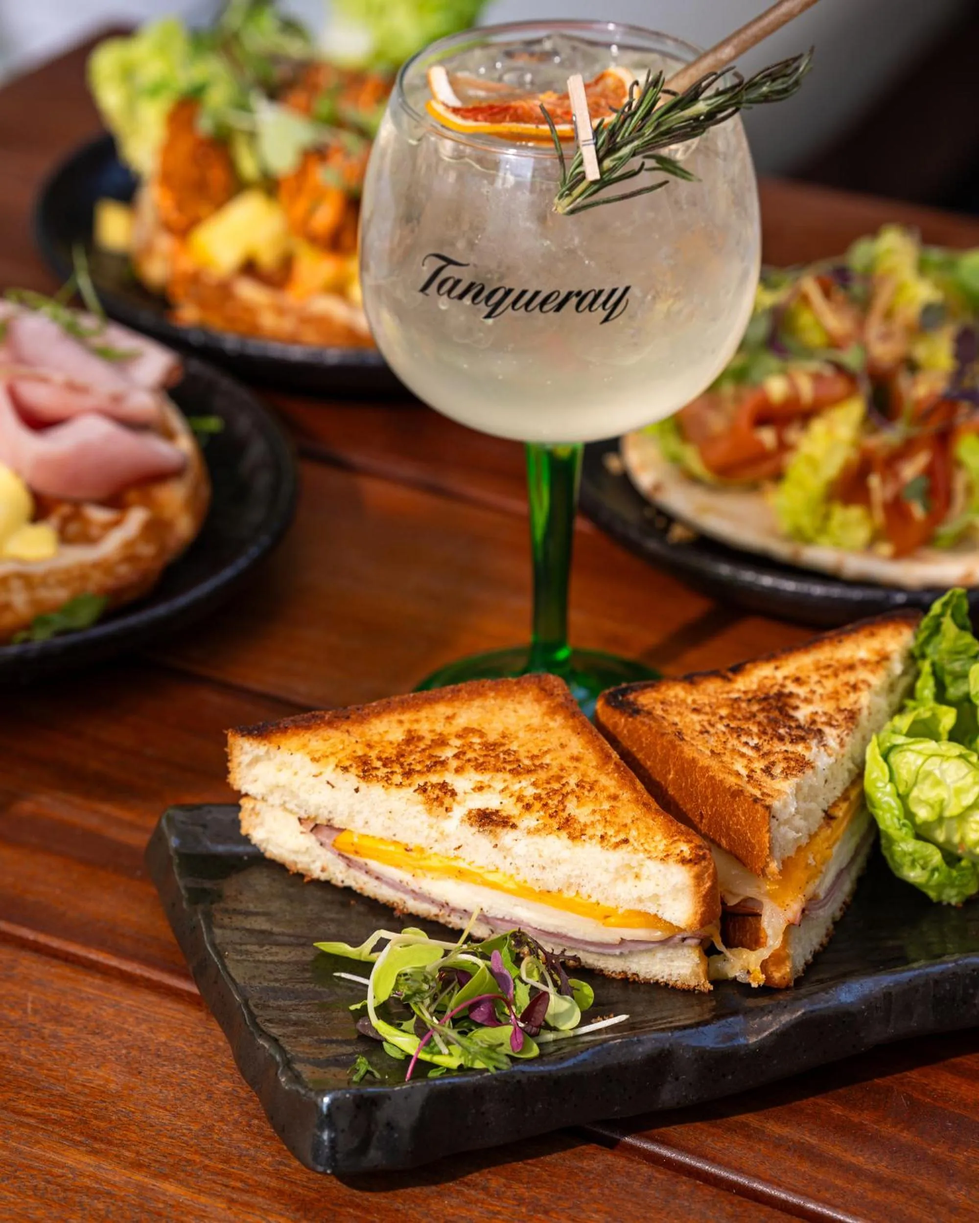 Restaurant/places to eat in Montreal Marriott Chateau Champlain