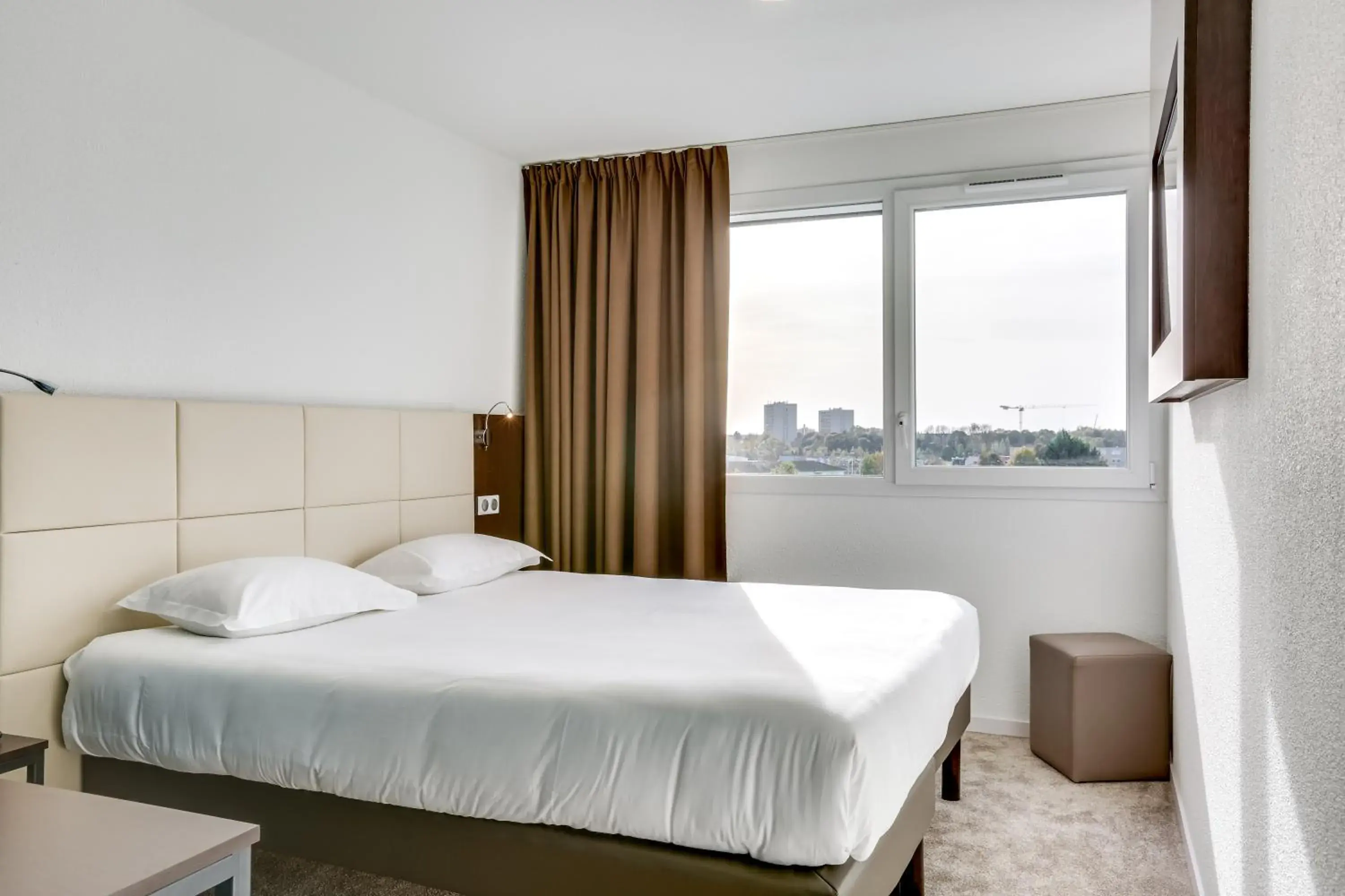 Bed in The Originals City, Hôtel Caen Mémorial Bed in The Originals City, Hôtel Caen Mémorial