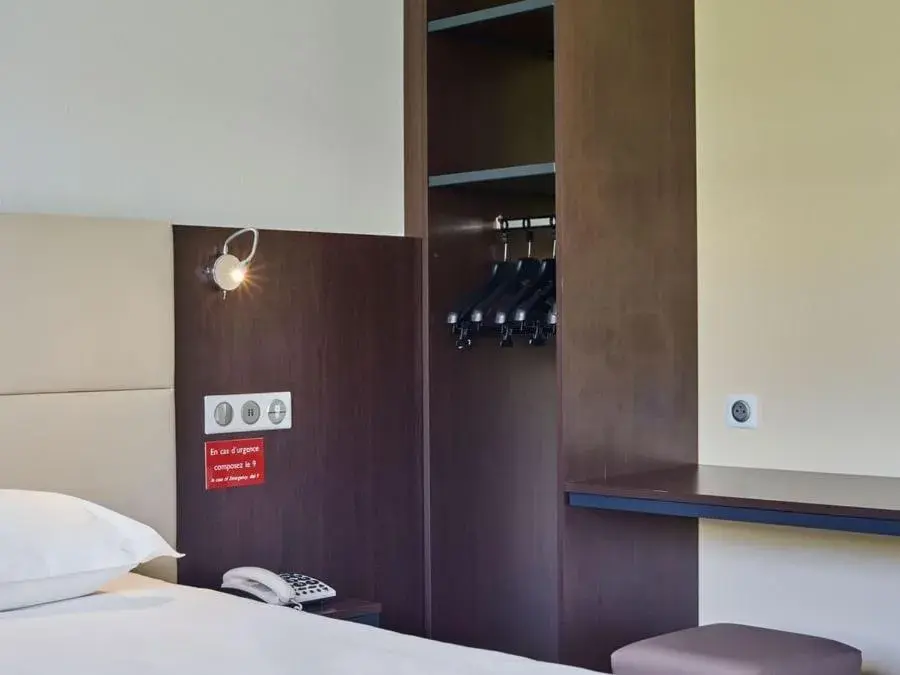 Bed in The Originals City, Hôtel Caen Mémorial Bed in The Originals City, Hôtel Caen Mémorial