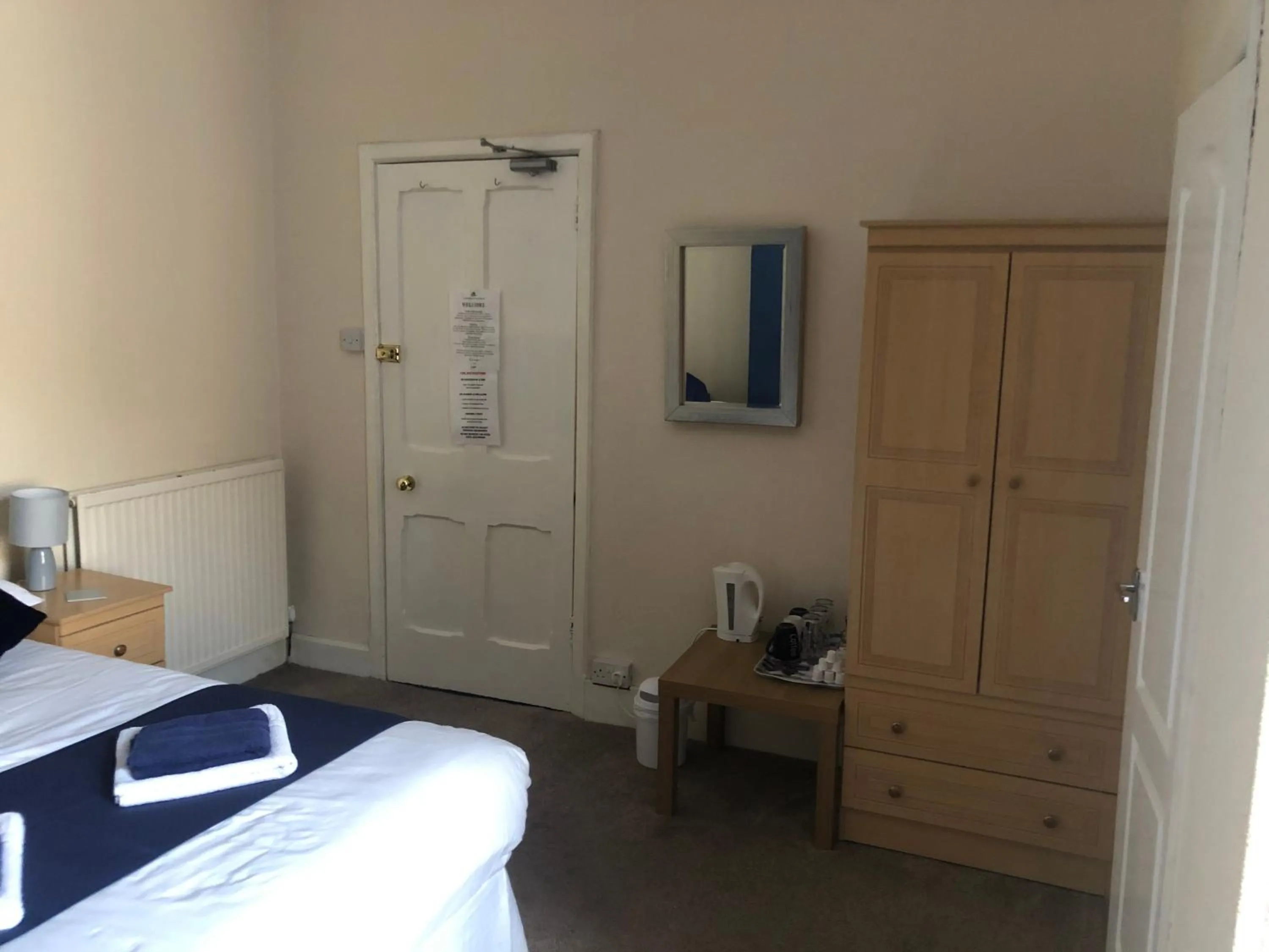 Bedroom, Bed in Leamington House