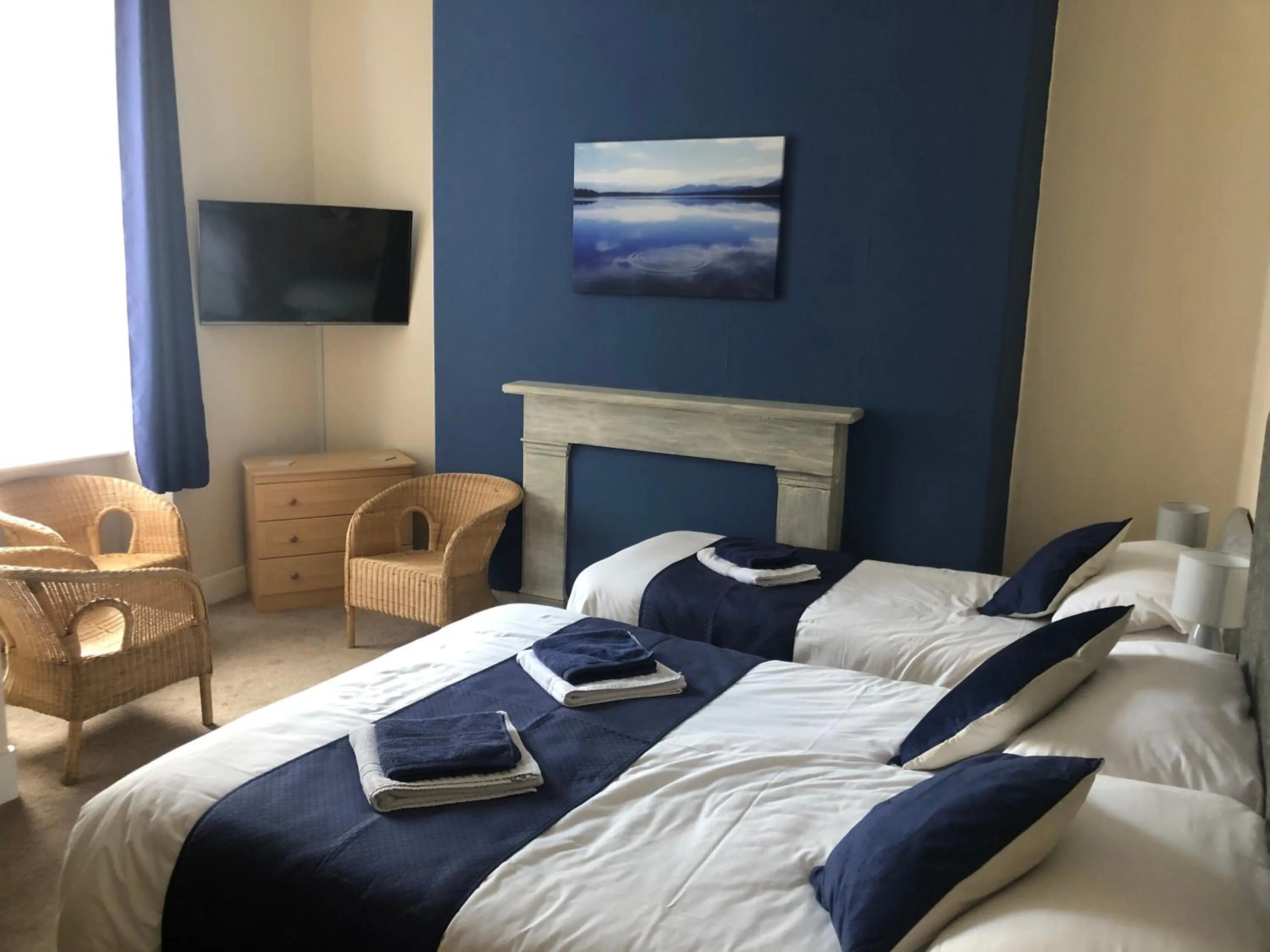 Bedroom, Bed in Leamington House