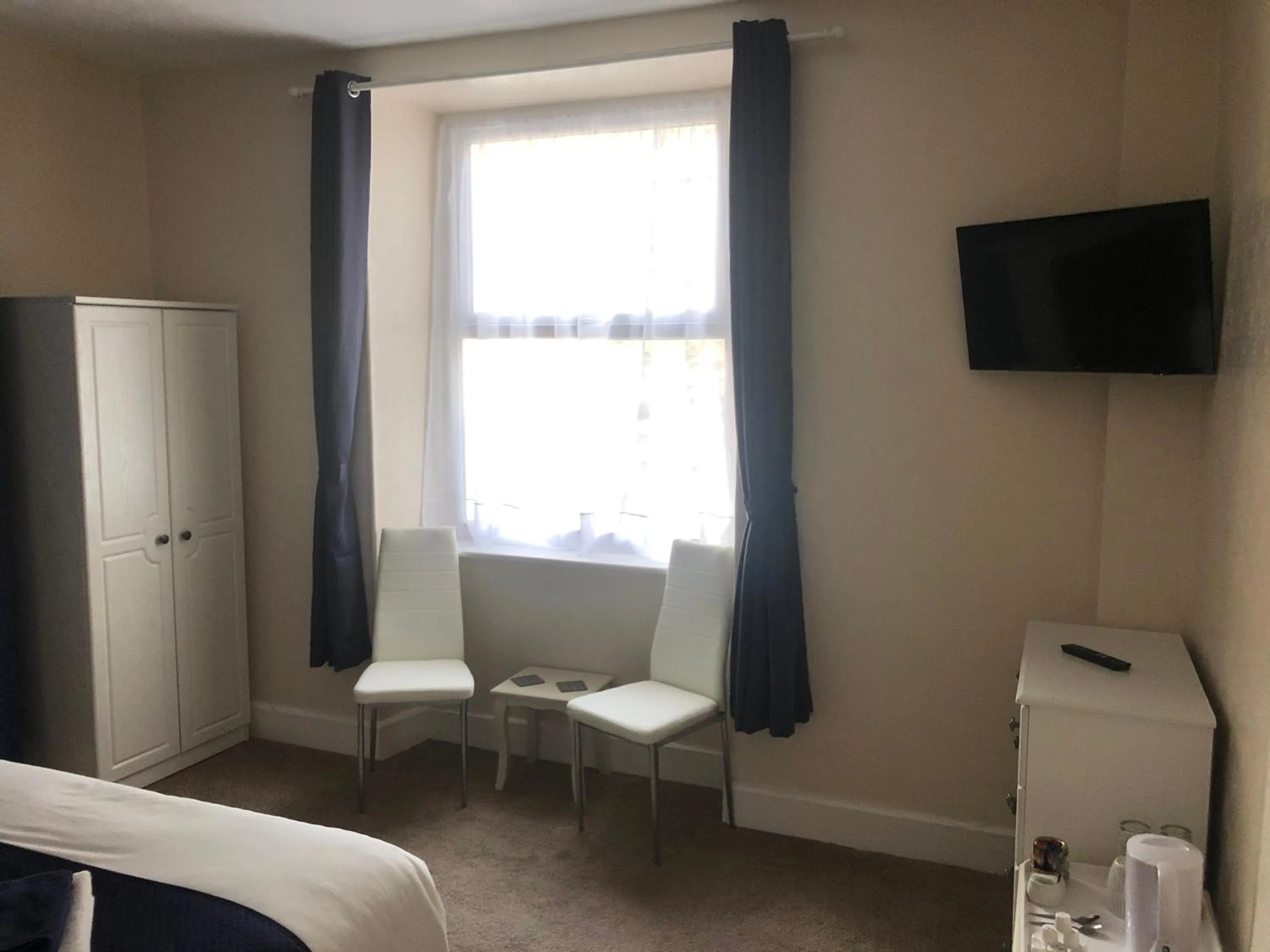 Bedroom, Bed in Leamington House