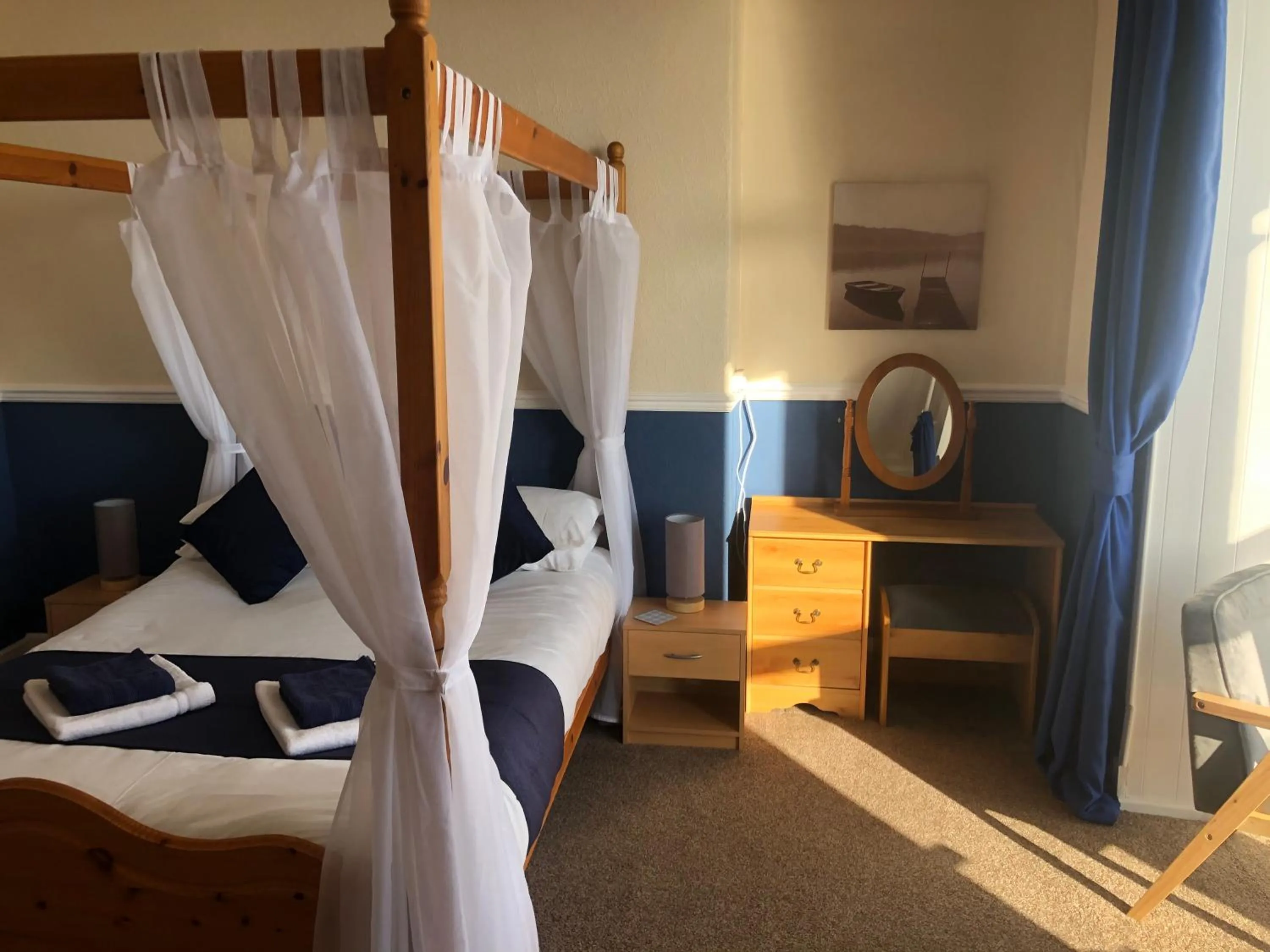 Bedroom, Bed in Leamington House