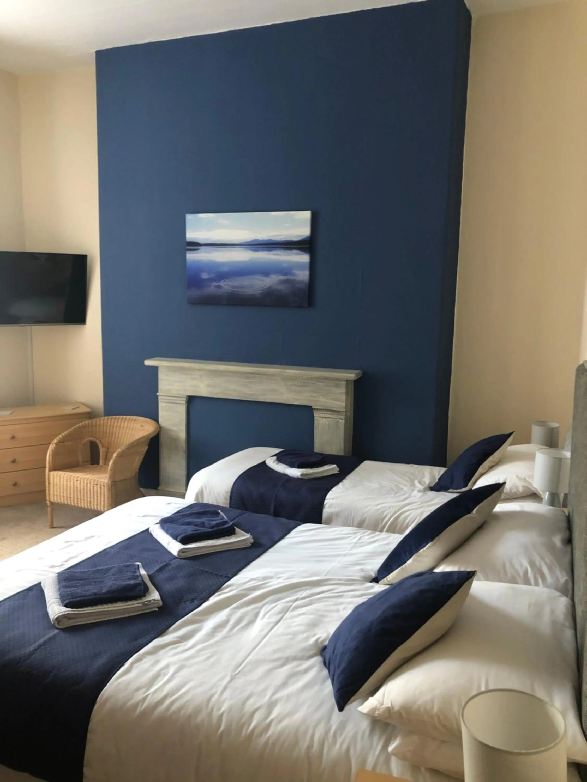 Bedroom, Bed in Leamington House