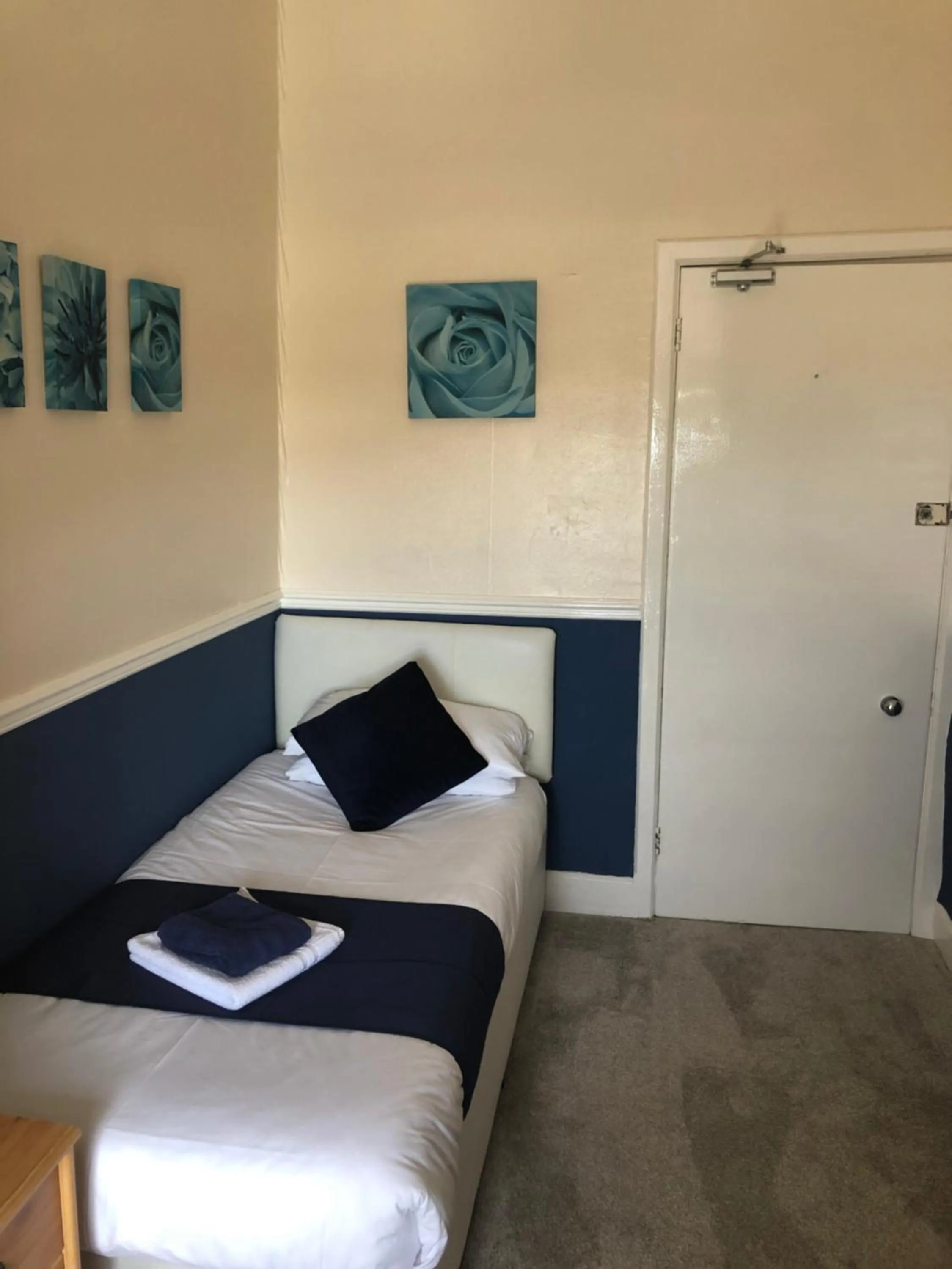 Bedroom, Bed in Leamington House