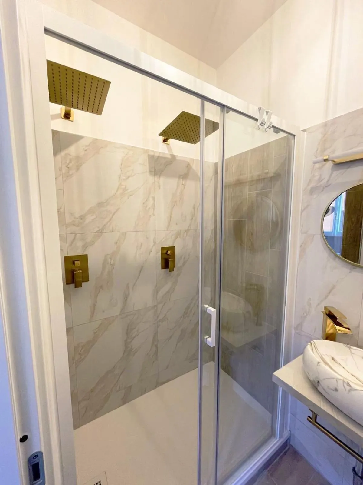 Shower in San Pietro Rooms 84