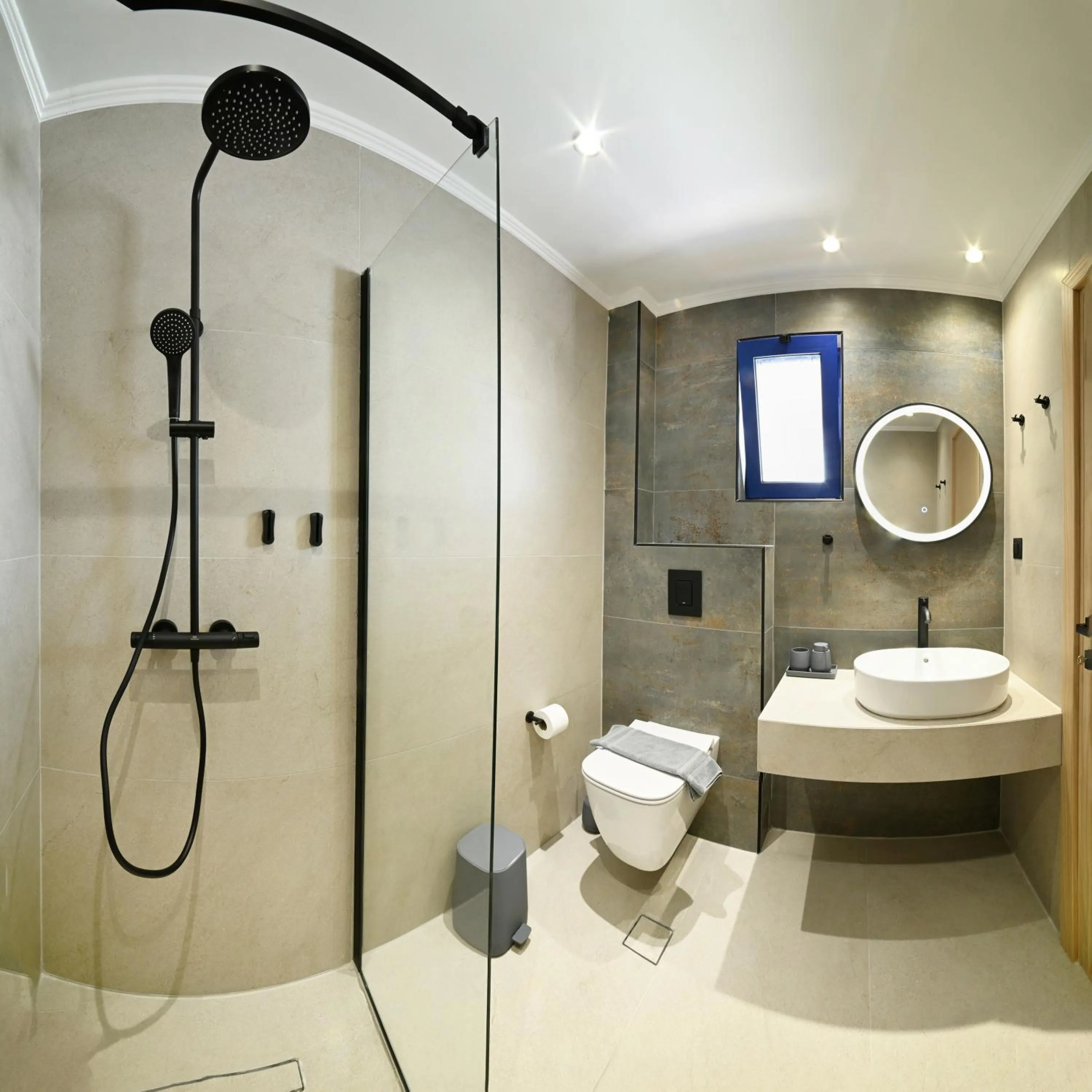 Shower in Sfakian Horizon