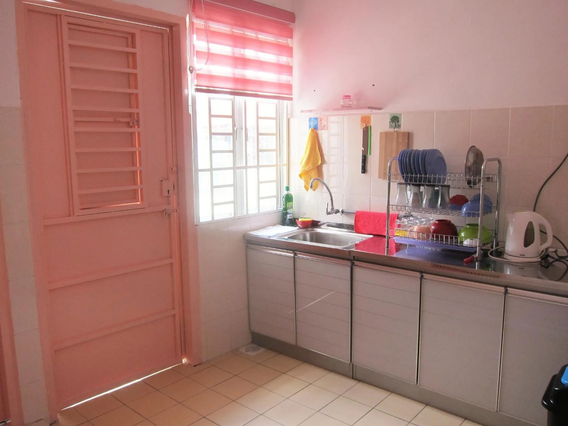 Communal kitchen in MILU Homestay - Kuala Selangor